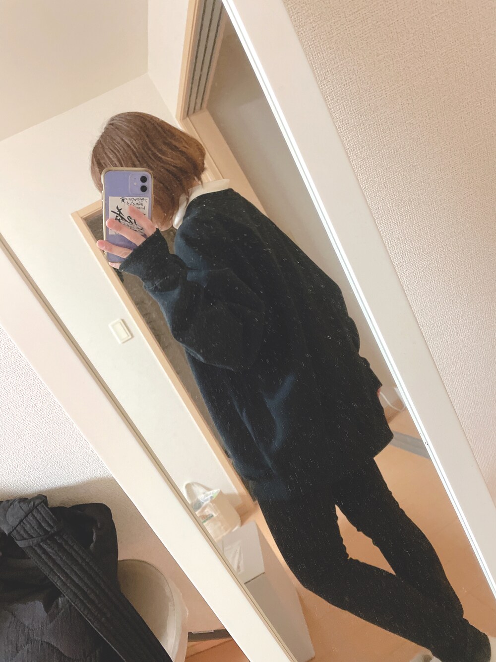 ブラック系のスウェット、ブラック系のダウンジャケット/コート、ブラック系のパンツを着用したレディースの冬コーディネートの2枚目の写真