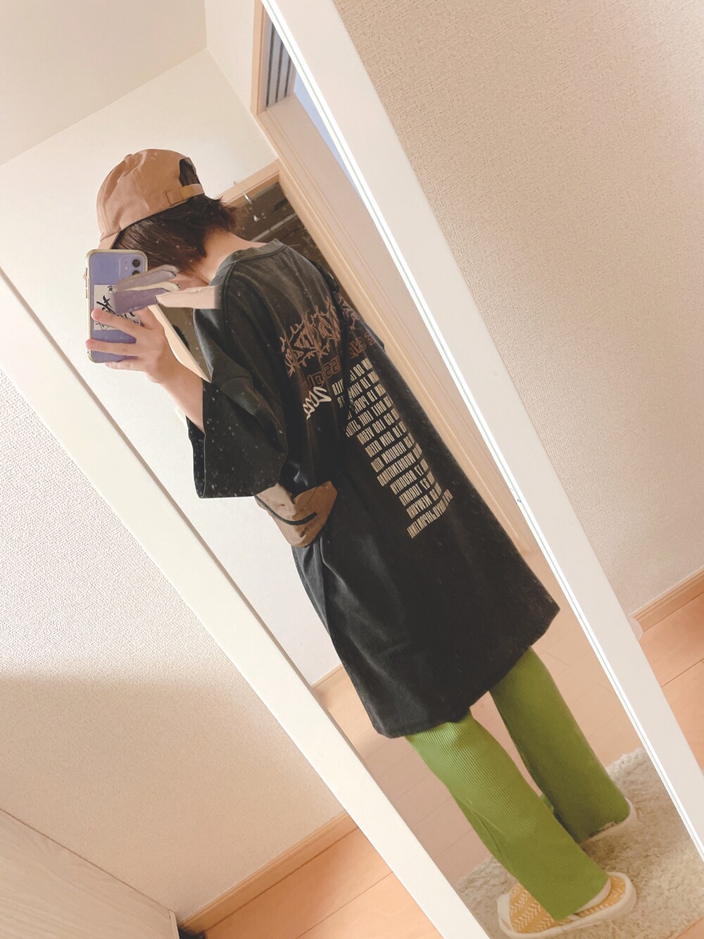 「低身長コーデ、リブパンツ、グリーンパンツ、センタースリット、ボディバッグ、アースカラー、オーバーサイズ、Tシャツワンピ、アメカジ、ロゴT、カラーパンツ、夏だ！Tシャツ着よう！、キャップ、メガネ女子、ビッグシルエット」｜「AMERICAN HOLICの綿キャップ（キャップ、イエロー系）」を使った、ユズルさん（レディース・150cm）の夏コーディネートの2枚目の写真
