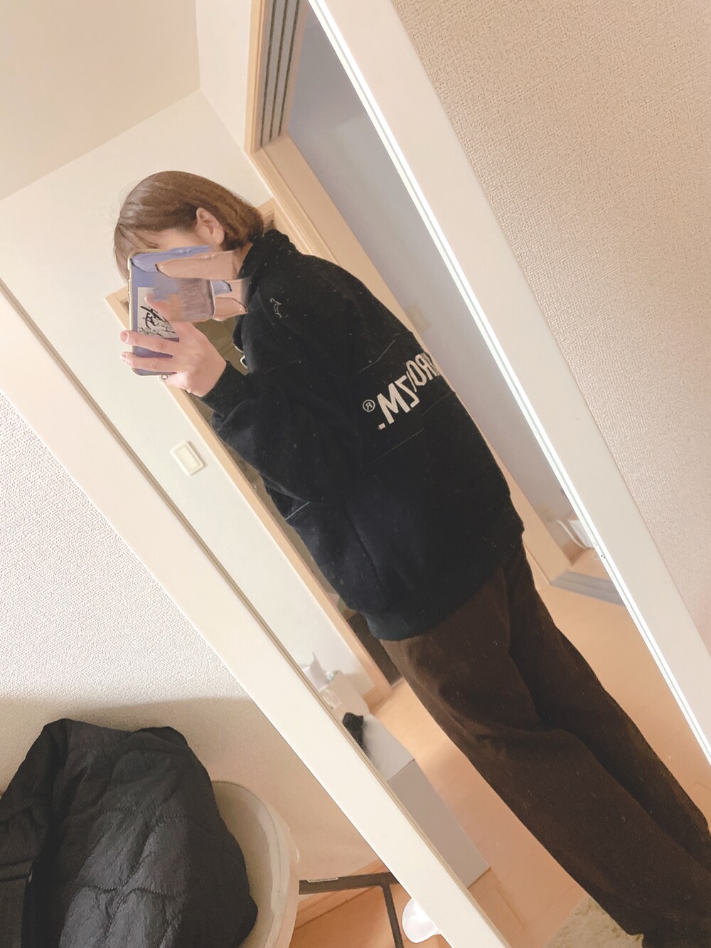 「通勤スタイル、ハーフジップ、キルティングジャケット、キルティングバッグ、フレアパンツ、センターシーム、バックロゴ、テイクアウト、スタバ、メンズライク、裏起毛、リブトップス、低身長女子、タートルネック」｜「HONEYSUCKLE ROSEの【HONEYSUCKLE ROSE】マルチウェイキルトジャケット（ダウンジャケット/コート、ブラック系）」を使った、ユズルさん（レディース・151cm）の冬コーディネートの3枚目の写真