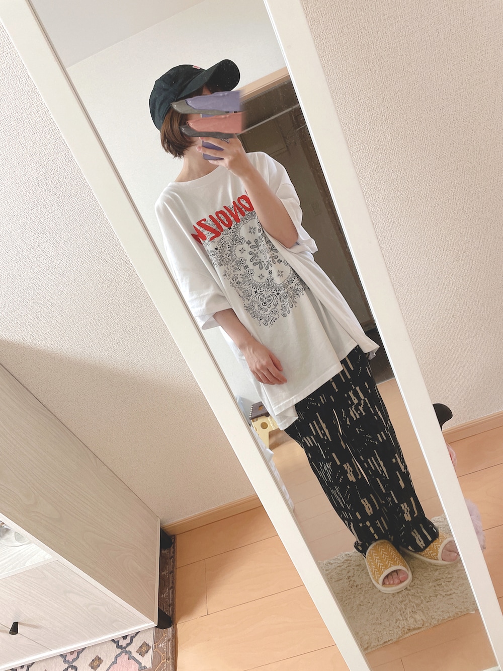 「休日コーデ、秋カラー、柄パンツ、ペイズリー、LIVEコーデ、キャップ女子、メンズライク、オーバーサイズ、低身長女子、ストレートパンツ、ゆるコーデ」｜「DANTONの【DANTON】ダントンCAP（キャップ、ブラック系）」を使った、ユズルさん（レディース・150cm）の秋コーディネートの2枚目の写真
