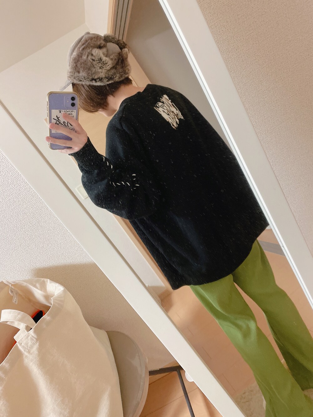 ブラック系のトップス、ブラック系のニット/セーター、グリーン系のその他パンツを着用したレディースの秋コーディネートの2枚目の写真