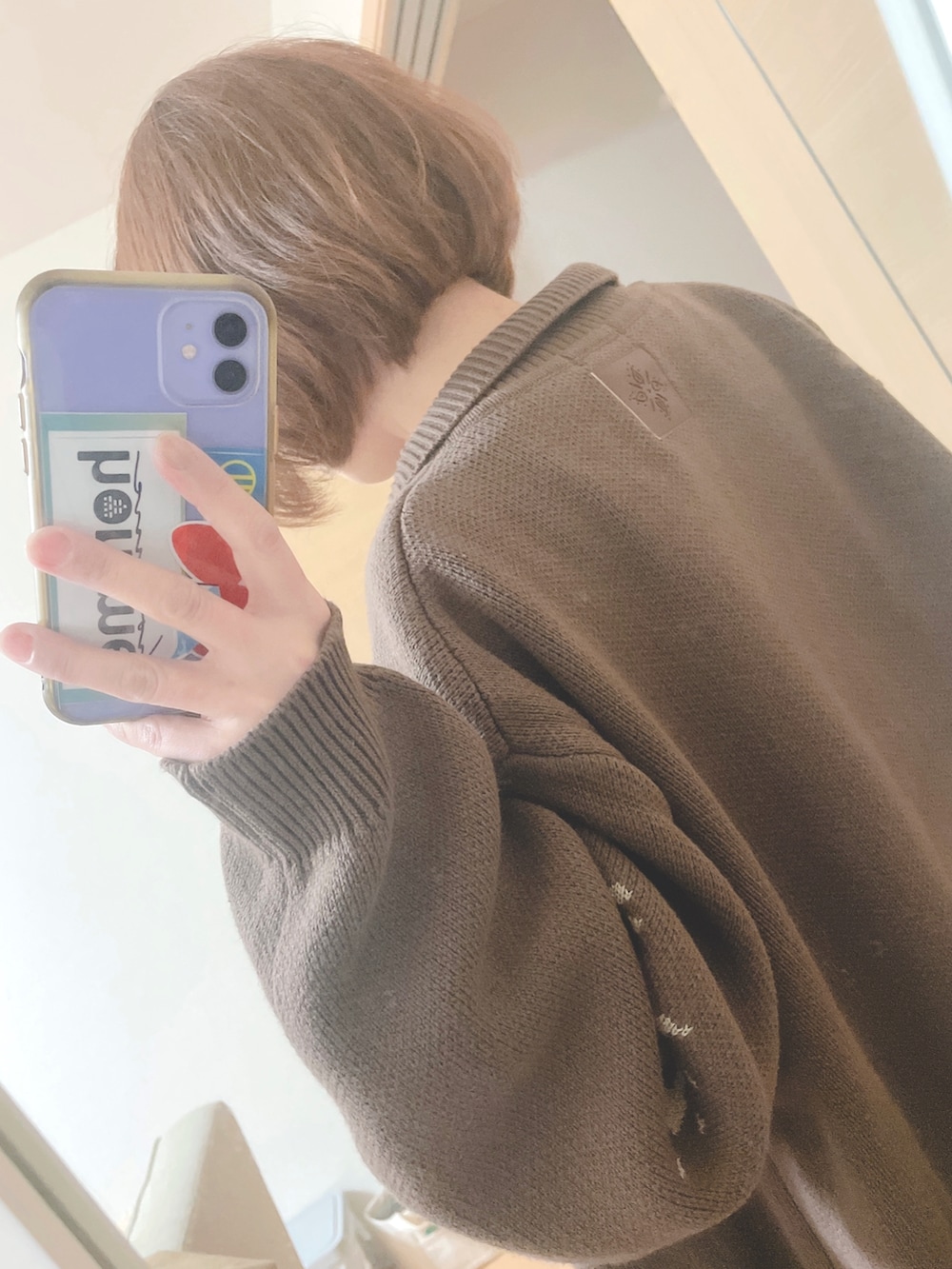 ブラック系のTシャツ/カットソー、ブラック系のパンツ、パープル系のスニーカーを着用したレディースの春コーディネートの2枚目の写真