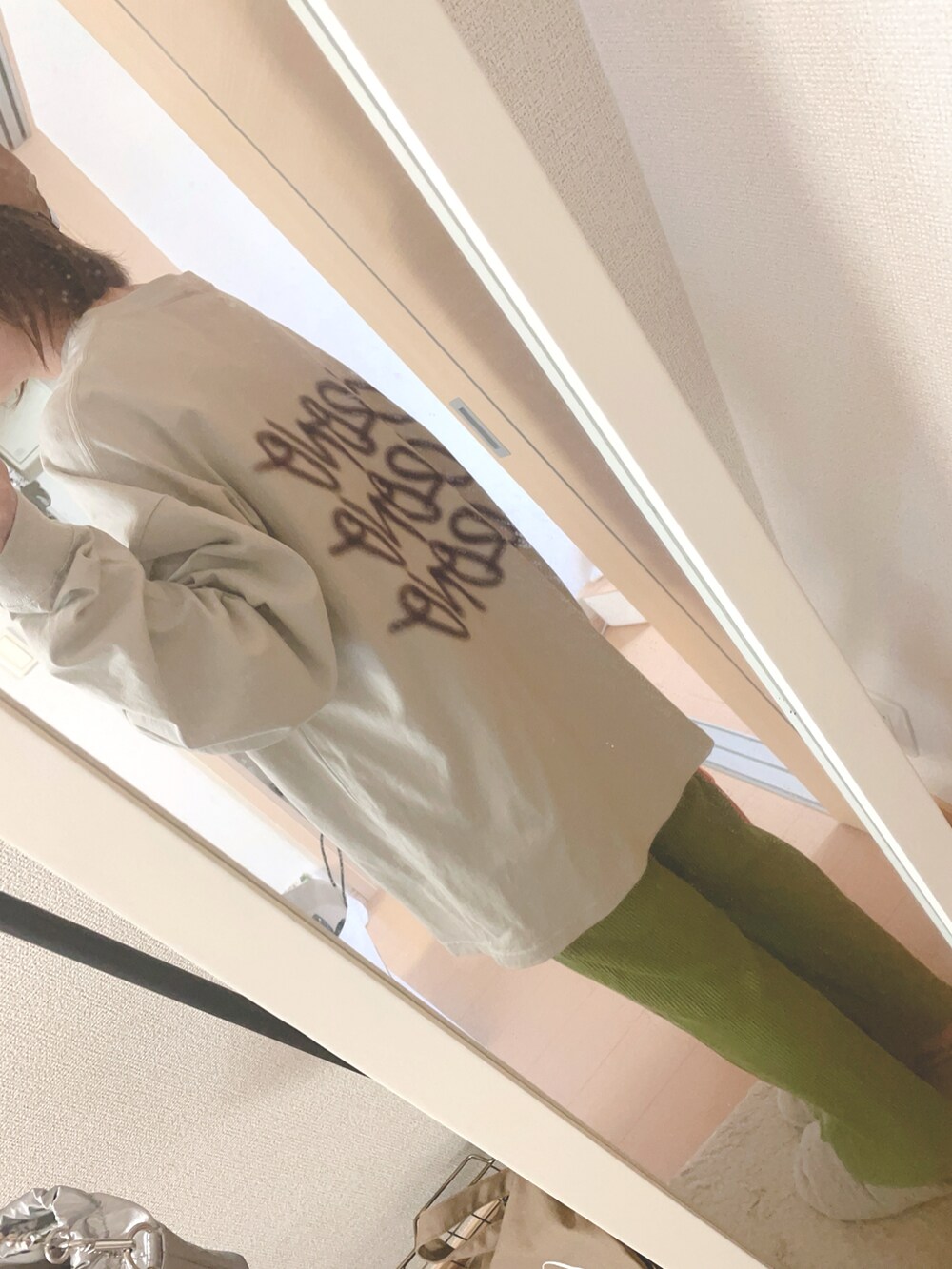 「春夏コーデ、楽チンコーデ、リブパンツ、ロンT、オーバーサイズ、バックプリント、差し色(オレンジ)、巾着バッグ、グリーンパンツ、メンズライク、キャップ×メガネ、アースカラー」｜「AMERICAN HOLICの綿キャップ（キャップ、イエロー系）」を使った、ユズルさん（レディース・151cm）の春コーディネートの3枚目の写真