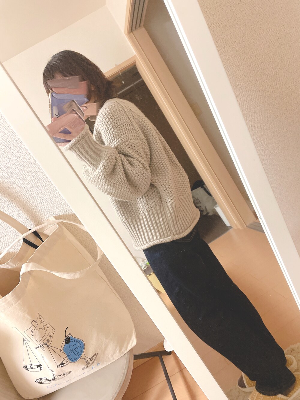 「秋服コーデ、ざっくりニット、通勤コーデ、ストレートデニム、タートルネック、リブトップス、ゆるコーデ、ウエストイン、メロウトップス、カフェオレコーデ、低身長女子、ビッグトート、ショートカーディガン」｜「GUのアイテム（Tシャツ/カットソー、ブラウン系）」を使った、ユズルさん（レディース・150cm）の秋コーディネートの2枚目の写真