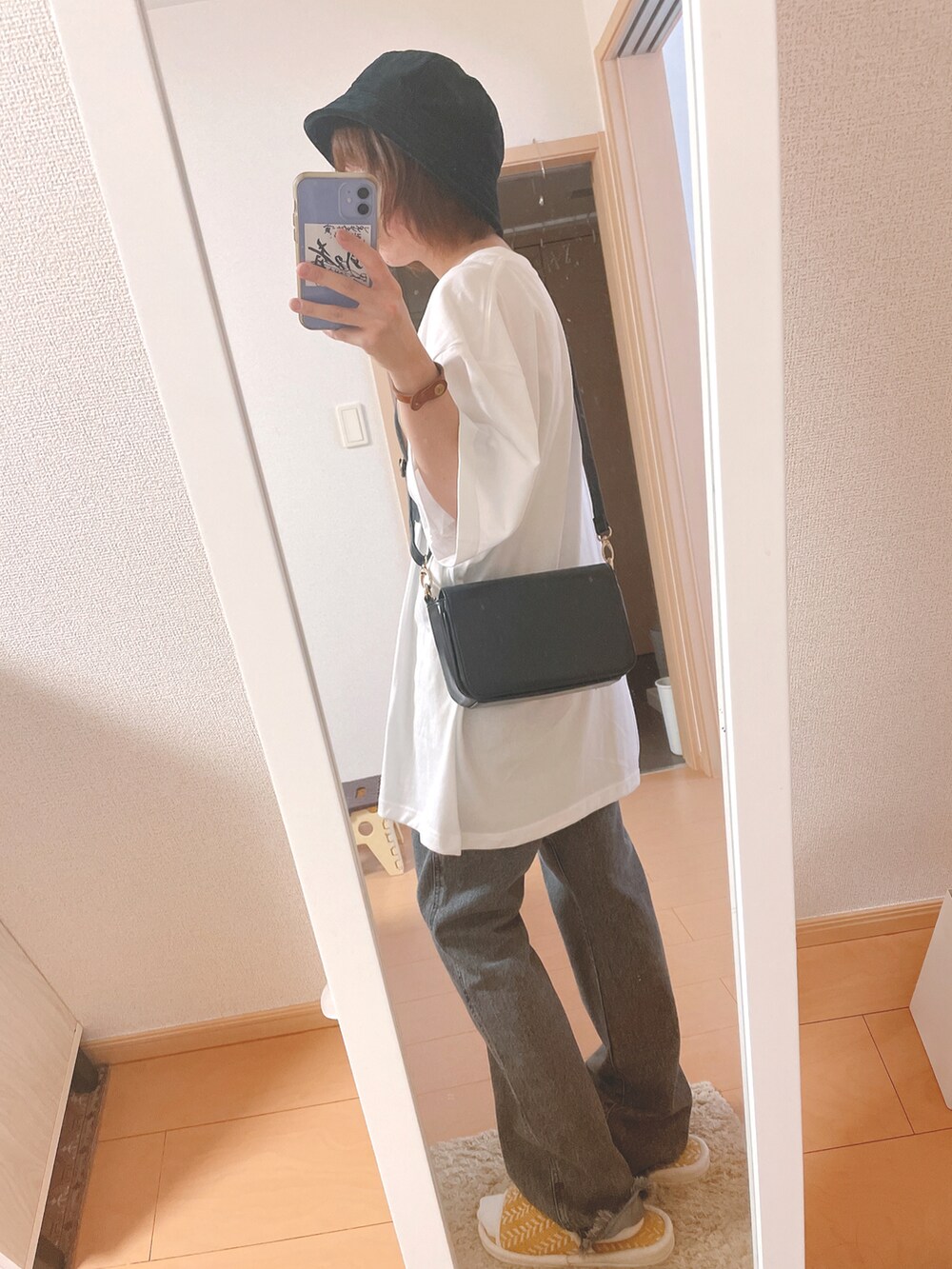 イエロー系のシャツ/ブラウス、ホワイト系のTシャツ/カットソー、ブラック系のショルダーバッグを着用したレディースの秋コーディネートの2枚目の写真