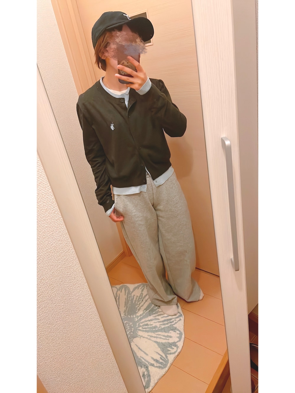 ブラック系のジャケット/アウター、グレー系のカーディガン/ボレロ、グレー系のパンツを着用したレディースの春コーディネートの2枚目の写真