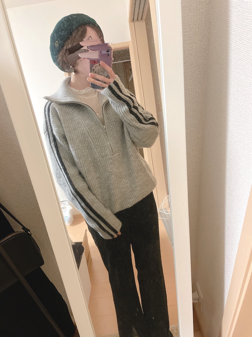 「ベレー帽、ニット、ハーフジップニット、ラインニット、キルティングブルゾン、スリットパンツ、シアートップス、ハイネック、シルバーアクセサリー、休日コーデ、ランチ、秋冬、低身長女子、ベレー帽×メガネ」｜「CHILD WOMANの自転車刺しゅう　フェルトベレー帽（ハンチング/ベレー帽、グリーン系）」を使った、ユズルさん（レディース・151cm）の秋コーディネートの2枚目の写真