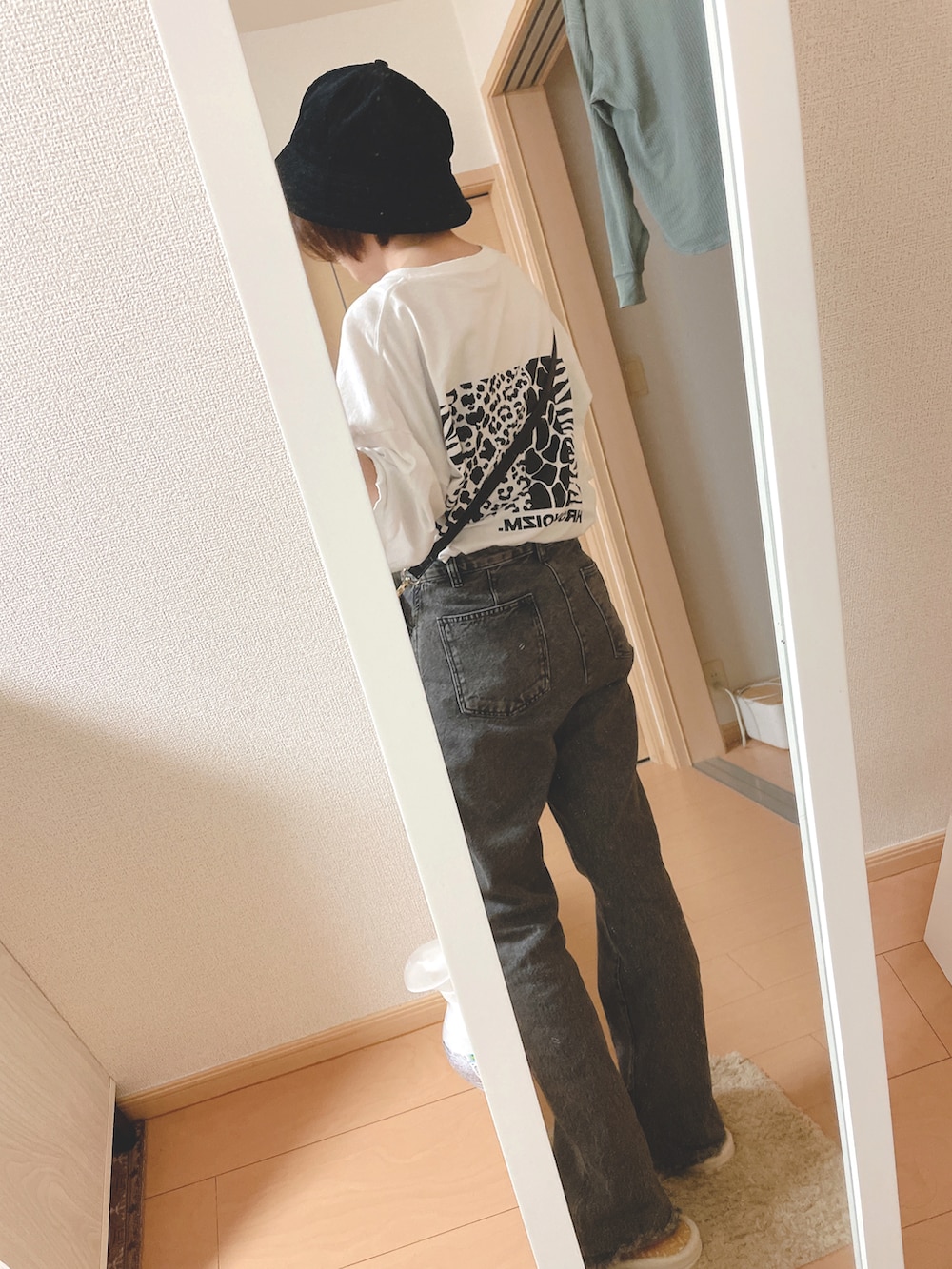 ブラウン系のパーカー、ホワイト系のTシャツ/カットソー、その他のTシャツ/カットソーを着用したレディースの秋コーディネートの3枚目の写真
