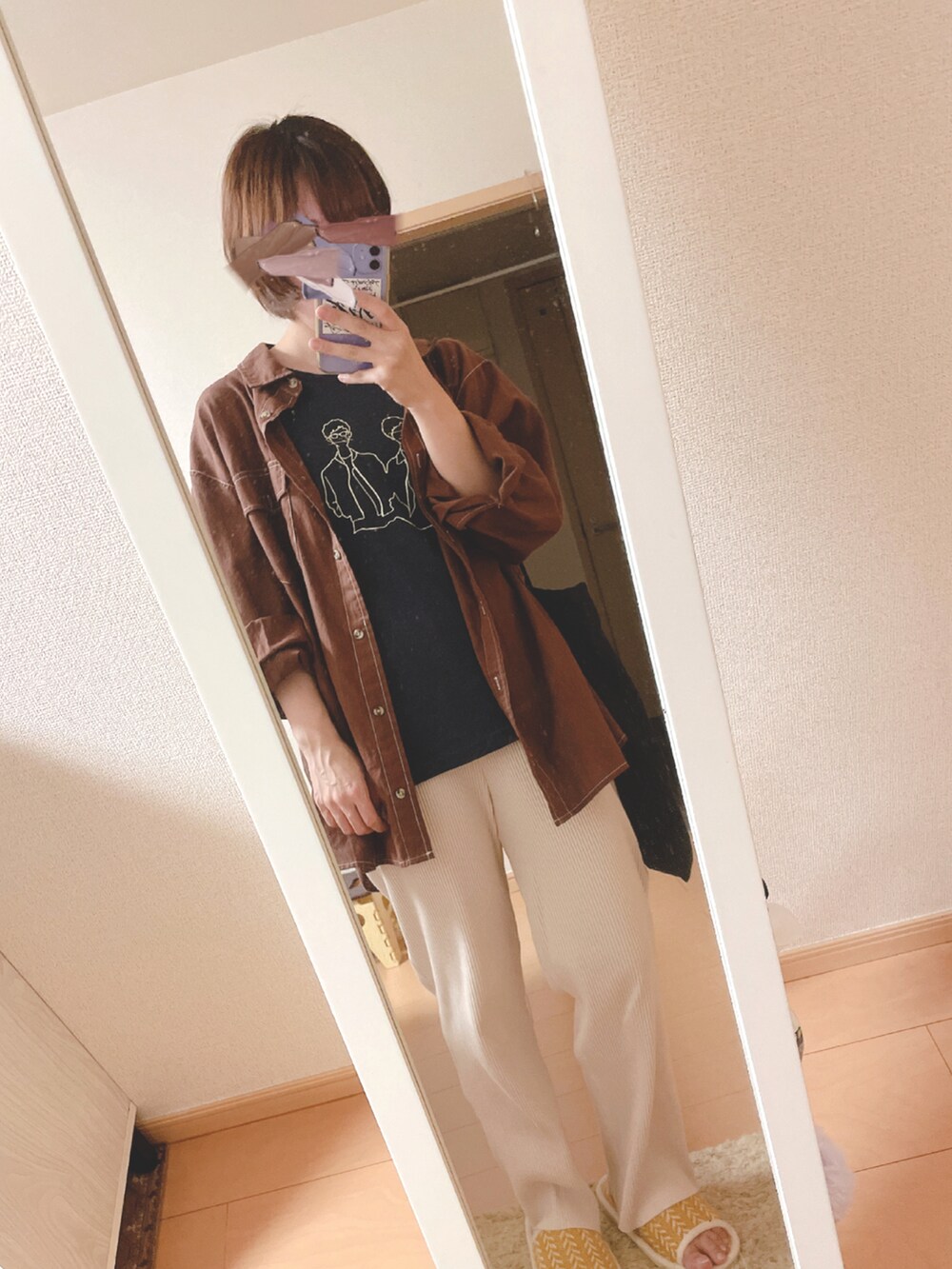 パープル系のシャツ/ブラウス、その他のTシャツ/カットソー、ブラック系のトートバッグを着用したレディースの夏コーディネートの2枚目の写真