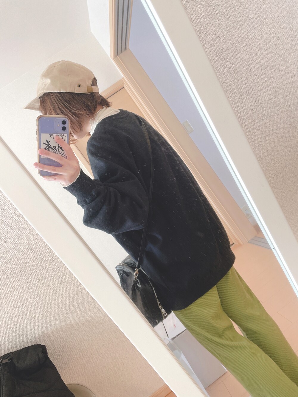 ブラック系のスウェット、ホワイト系のTシャツ/カットソー、ブラック系のボストンバッグを着用したレディースの春コーディネートの2枚目の写真