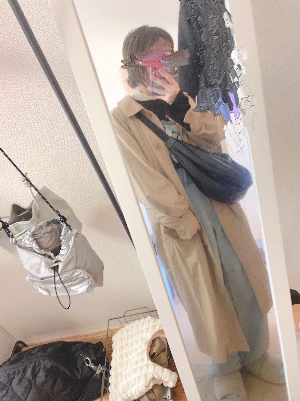 ブラック系のTシャツ/カットソー、ブルー系のデニムパンツ、ホワイト系のTシャツ/カットソーを着用したレディースの春コーディネートの2枚目の写真