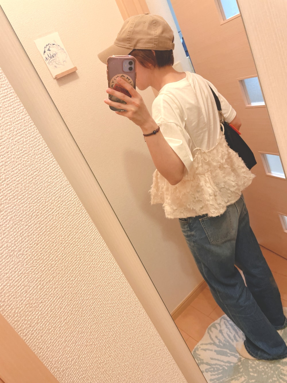 「白Tシャツ、キャップ×メガネ、ワイドデニム、シアーシャツ、巾着バッグ、ビスチェ、休日コーデ」｜「FRUIT OF THE LOOMのFTL NEW ERA 920（キャップ、ベージュ系）」を使った、ユズルさん（骨格ストレート・レディース・151cm）の夏コーディネートの2枚目の写真