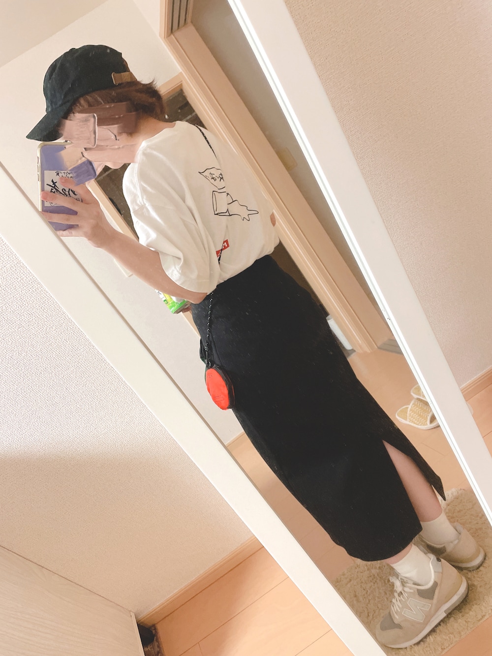 「夏、LIVEコーデ、きれいめカジュアル、モノトーン、ナロースカート、ミニバッグ、バックプリント、アートTシャツ、キャップ×メガネ、低身長女子、加賀美健」|「MILKFED.のMILKFED.xKenkagami SS TEE MILK(Tシャツ/カットソー、ホワイト系)」を使った、ユズルさん(レディース・150cm)の夏コーディネートの2枚目の写真