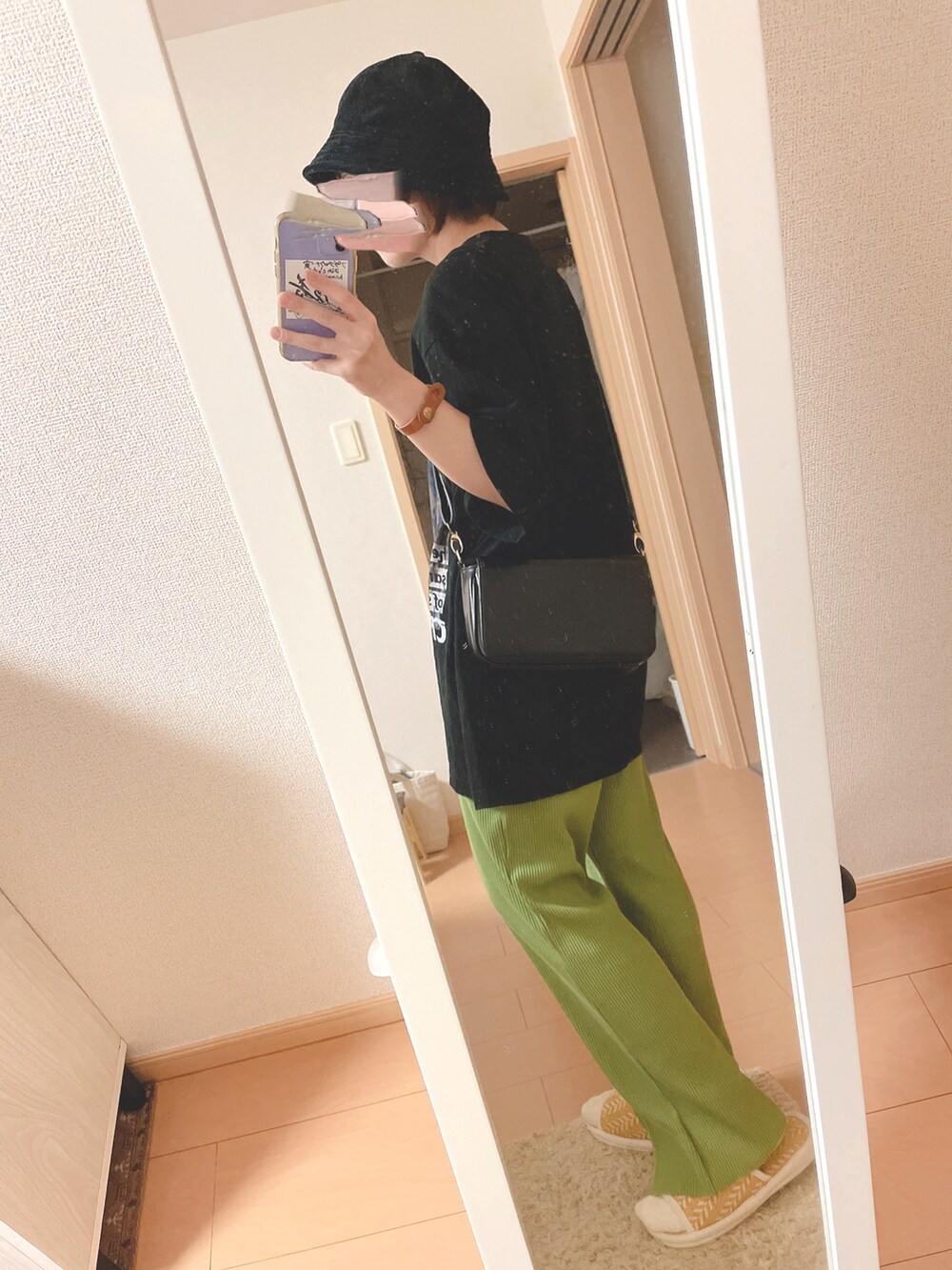 その他のTシャツ/カットソー、ブラック系のショルダーバッグ、グリーン系のその他パンツを着用したレディースの秋コーディネートの2枚目の写真