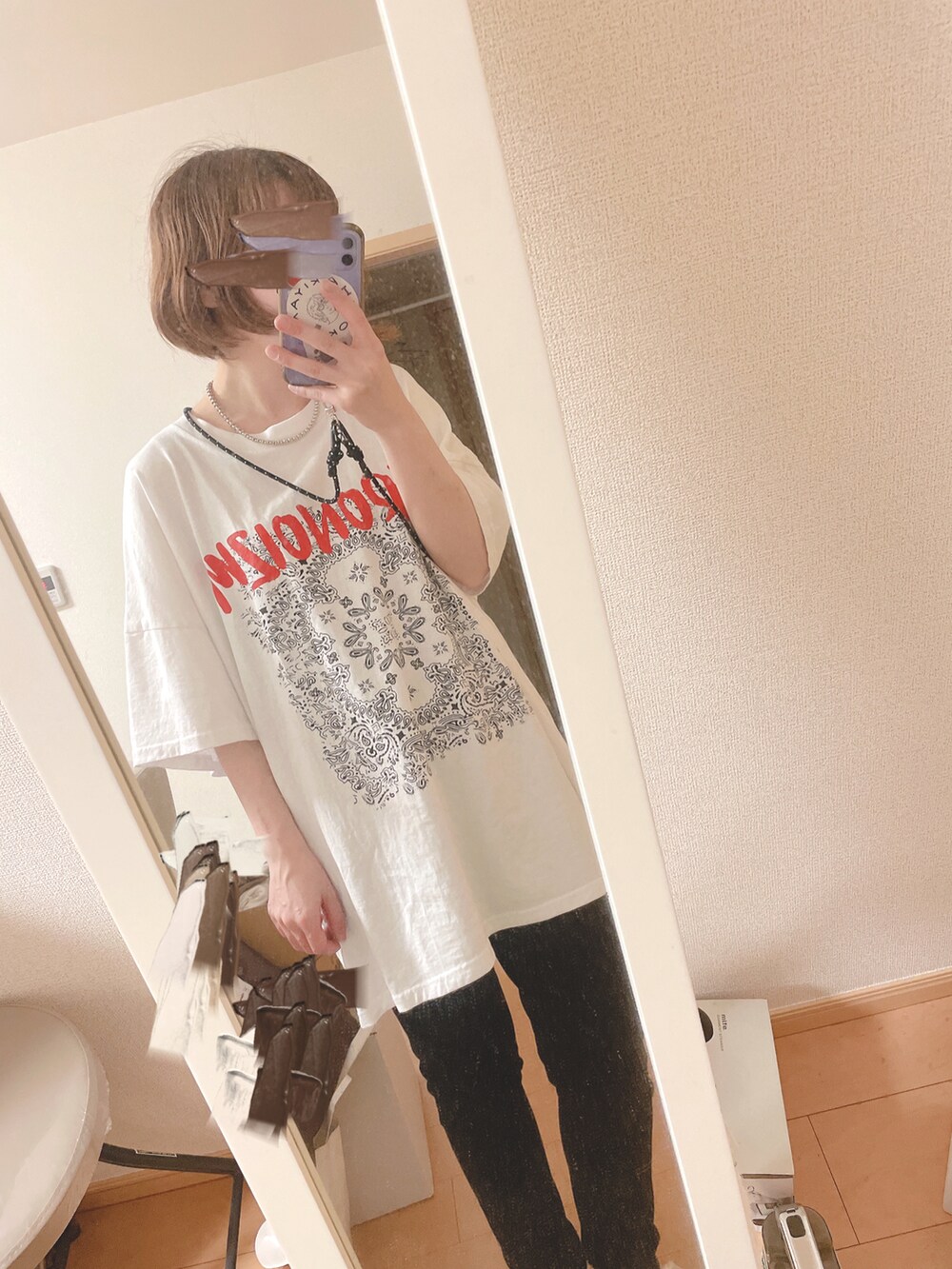 レッド系のシャツ/ブラウス、その他のTシャツ/カットソー、ブラック系のパンツを着用したレディースの夏コーディネートの2枚目の写真