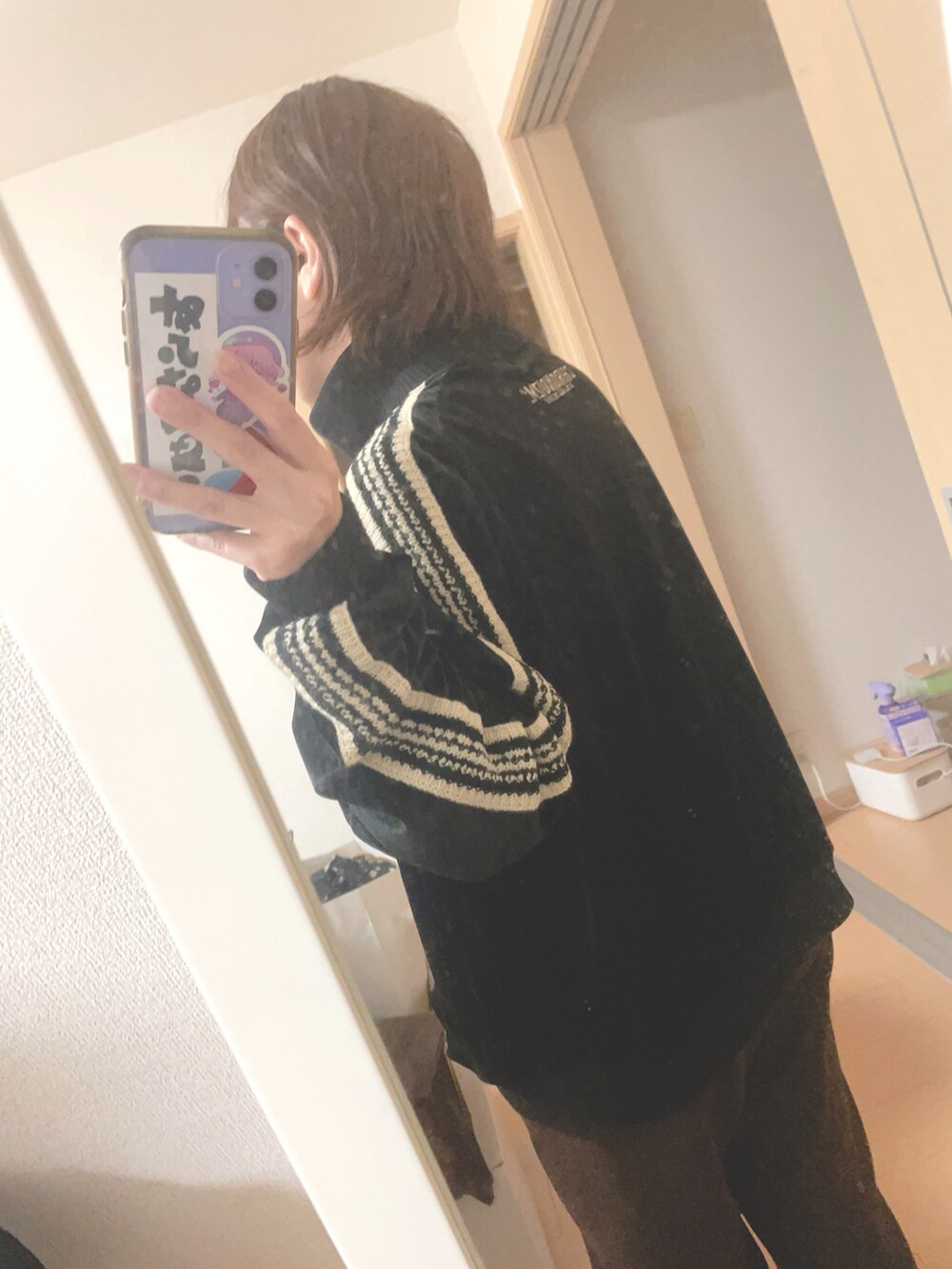 ブラック系のジャケット/アウター、ベージュ系のTシャツ/カットソー、ブラウン系のその他パンツを着用したレディースの冬コーディネートの2枚目の写真