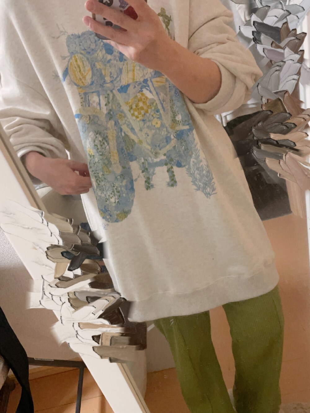 その他のスウェット、ホワイト系のTシャツ/カットソー、ブラック系のショルダーバッグを着用したレディースの秋コーディネートの2枚目の写真