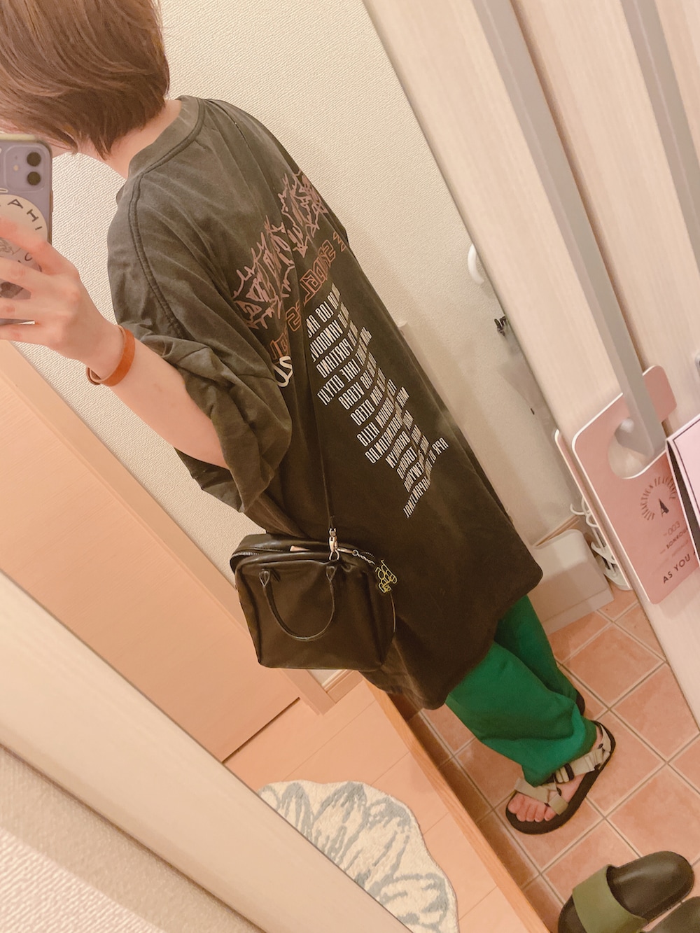 「夏コーデ、ラクチンコーデ、休日スタイル、低身長女子、オーバーサイズ、XXL、グリーンパンツ、バックプリント、焼肉、酔った、くすみカラー、袖まくり、ﾜﾝﾋﾟｰｽ風、スポーツサンダル、メンズライク」｜「CHRONOIZMのアイテム（Tシャツ/カットソー、グレー系）」を使った、ユズルさん（レディース・151cm）の夏コーディネートの2枚目の写真
