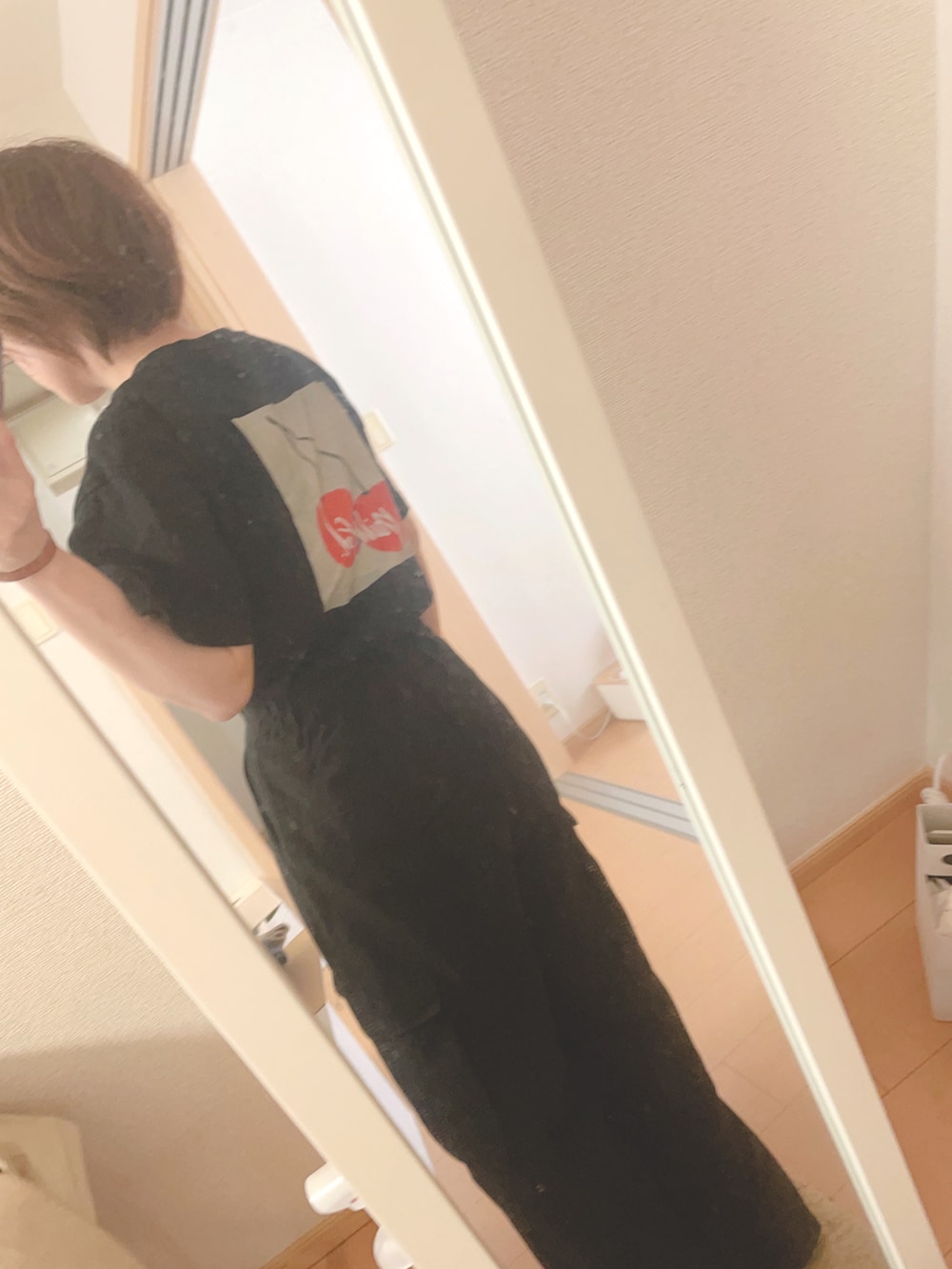 「楽チンコーデ、夏ファッション、メッシュカーディガン、カーゴパンツ、ミリタリーパンツ、バックプリント、オレンジバッグ、ロゴT、低身長女子、大人カジュアル、スポーツサンダル、巾着バッグ、ビビッドカラー、ハイウエスト、ウエストイン」｜「MILKFED.のSS TEE RUGGED CHERRY（Tシャツ/カットソー、ブラック系）」を使った、ユズルさん（レディース・151cm）の夏コーディネートの2枚目の写真