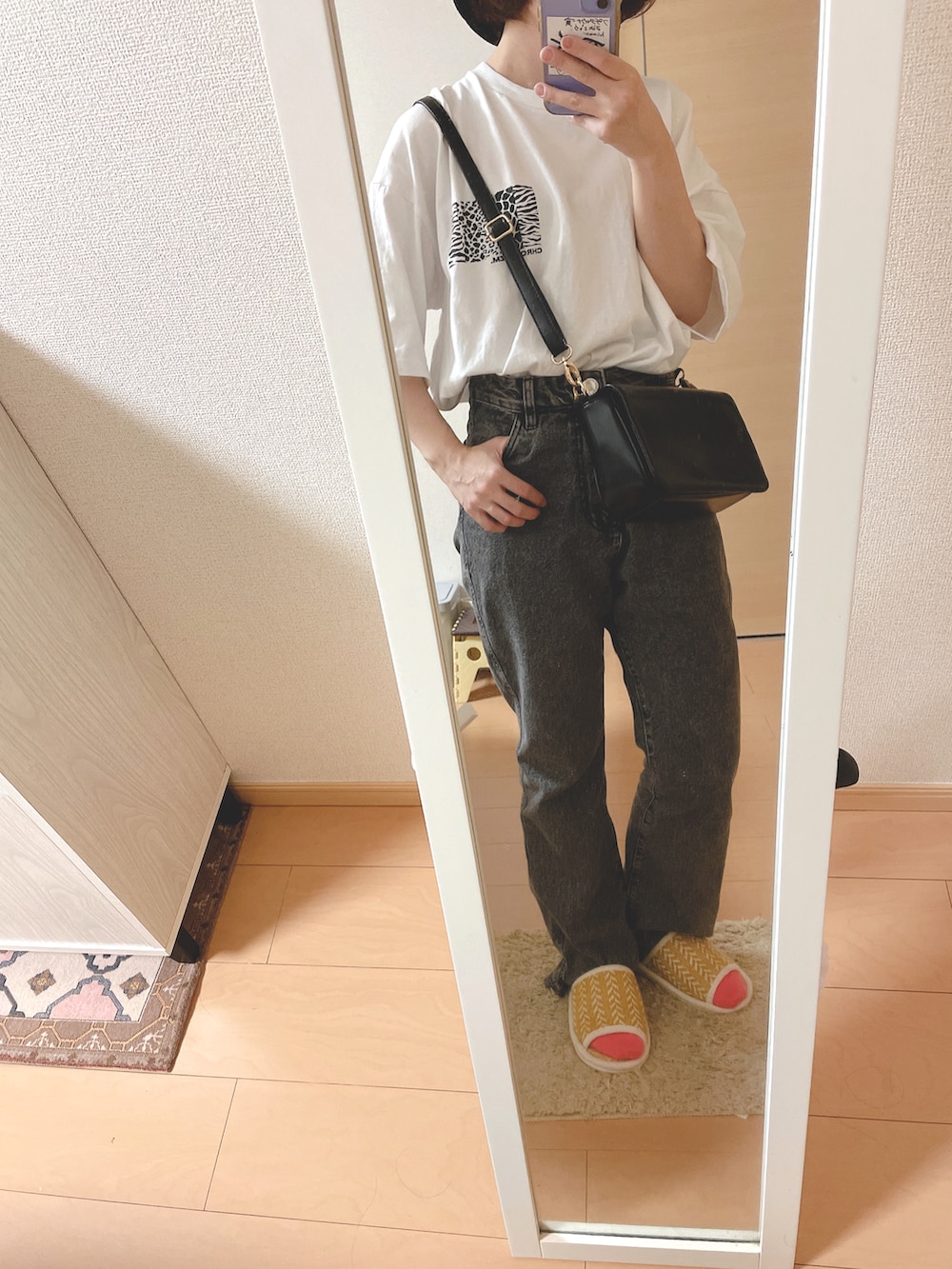 ブラウン系のパーカー、ホワイト系のTシャツ/カットソー、その他のTシャツ/カットソーを着用したレディースの秋コーディネートの2枚目の写真