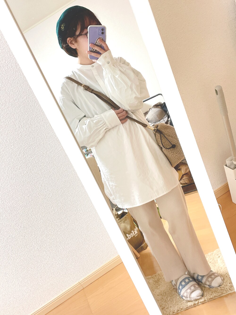 ホワイト系のシャツ/ブラウス、ベージュ系のバレエシューズ、ベージュ系のショルダーバッグを着用したレディースの秋コーディネートの2枚目の写真