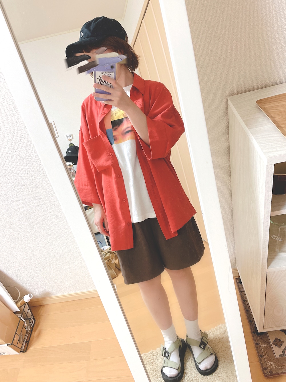 「初夏コーデ、ビッグシルエット、休日スタイル、リブパンツ、ミニバッグ、グラフィックT、キャップ×メガネ、メンズライク、赤シャツ、オーバーシャツ、アウトドアスタイル、ハーフパンツ、サンダル×靴下、低身長女子、シャツスタイル」|「LOWRYS FARMのボックスセットシャツ6S 272139(シャツ/ブラウス、レッド系)」を使った、ユズルさん(レディース・150cm)の夏コーディネートの2枚目の写真