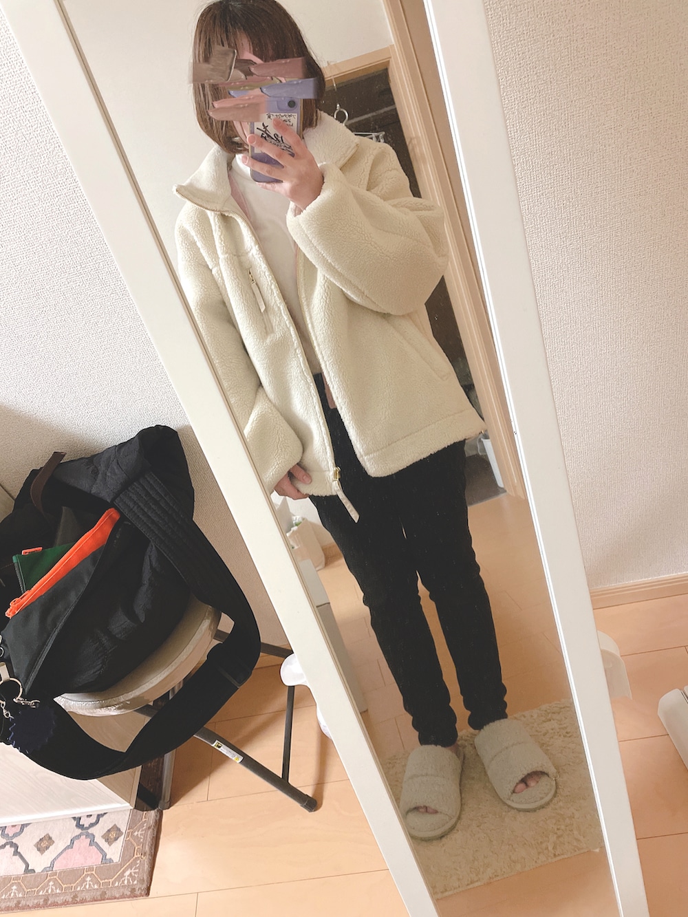 ピンク系のカーディガン/ボレロ、ベージュ系のTシャツ/カットソー、ブラック系のパンツを着用したレディースの冬コーディネートの2枚目の写真