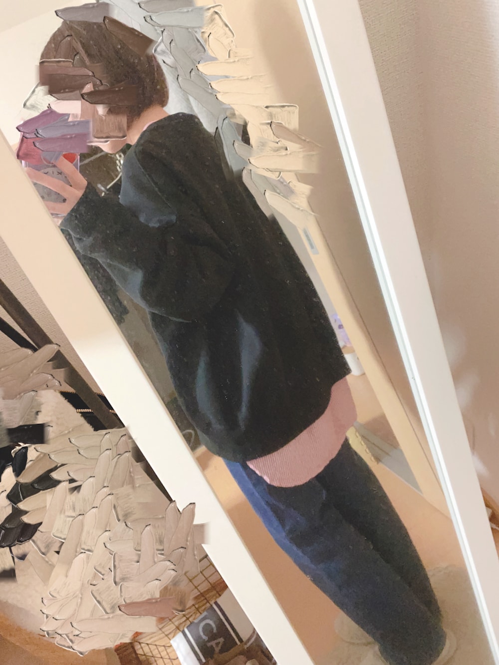 ベージュ系のジャケット/アウター、その他のスウェット、ピンク系のシャツ/ブラウスを着用したレディースの春コーディネートの3枚目の写真