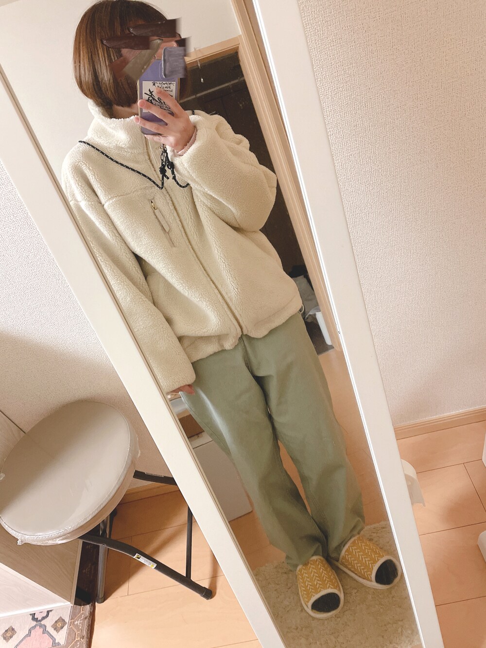 ピンク系のカーディガン/ボレロ、グリーン系のその他パンツ、ホワイト系のブルゾンを着用したレディースの冬コーディネートの2枚目の写真
