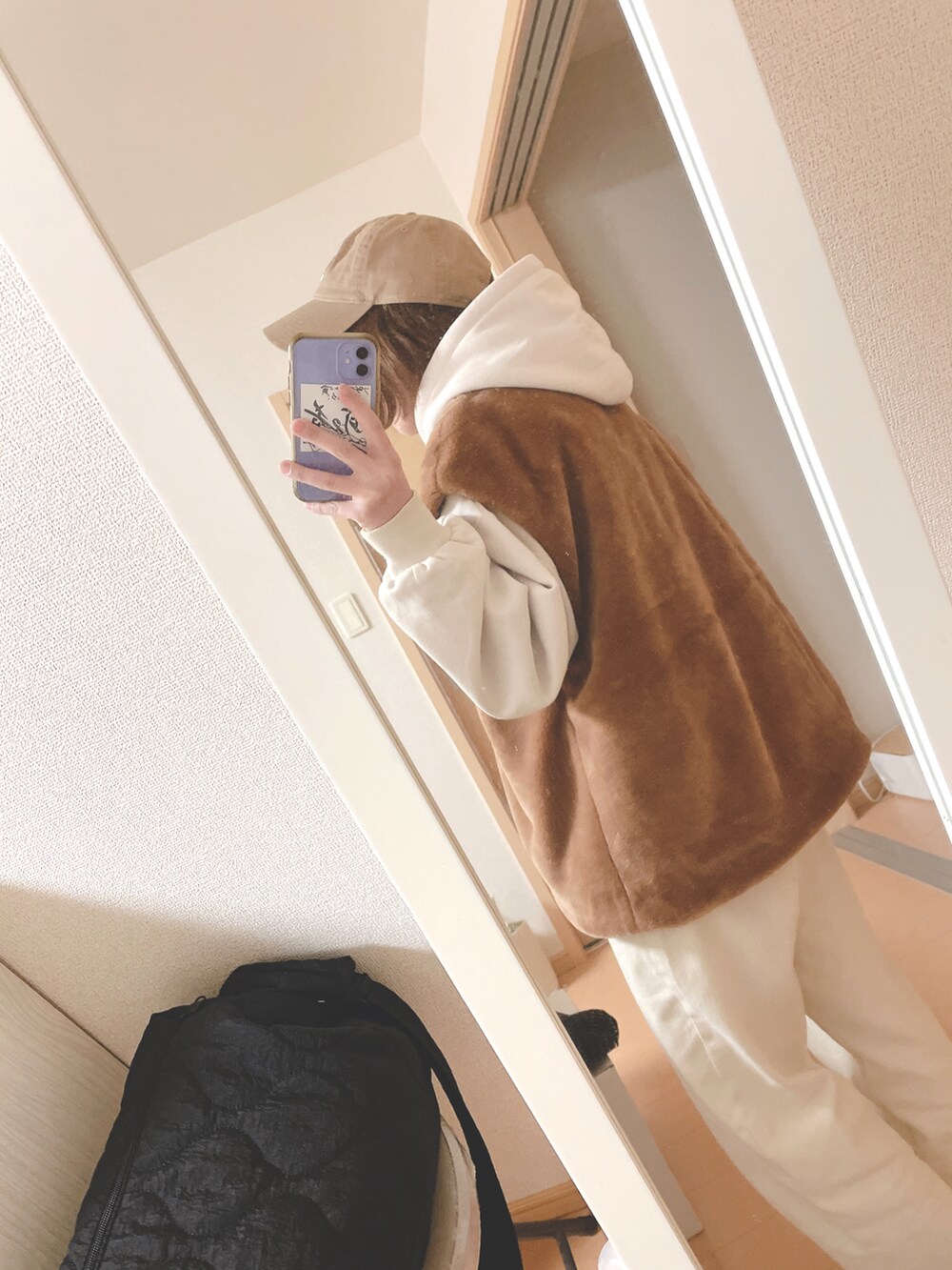 「休日コーデ、ファーベスト、モフモフ、キャップ女子、キャップ×メガネ、ゆるコーデ、カフェオレコーデ、メンズライク、ホワイト×ブラウン、フルーツオブザルーム、白パーカー、ホワイトパンツ、低身長女子、キャップ、ベスト」|「FRUIT OF THE LOOMのFTL NEW ERA 920(キャップ、ベージュ系)」を使った、ユズルさん(レディース・151cm)の冬コーディネートの2枚目の写真