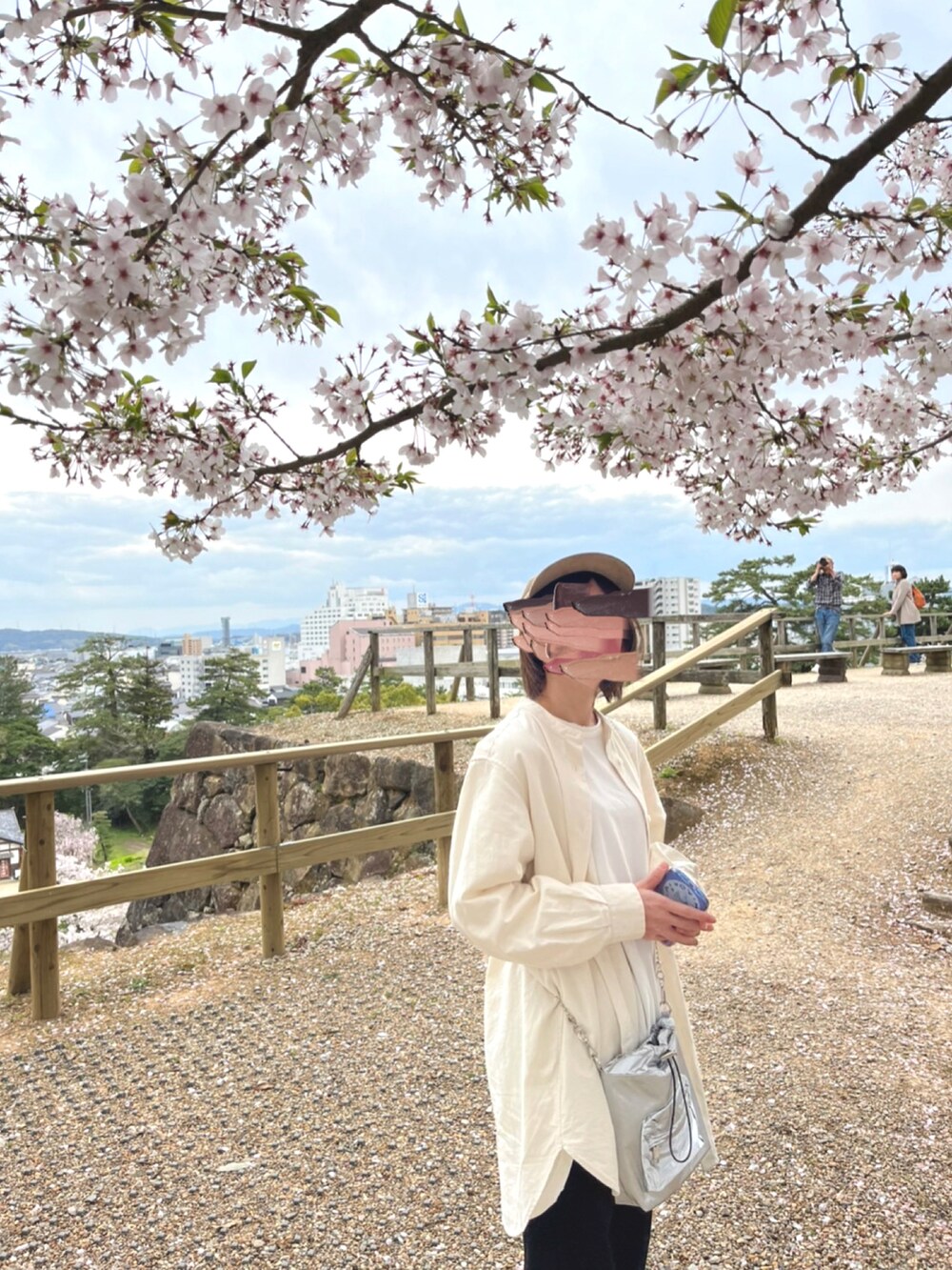 ホワイト系のシャツ/ブラウス、ホワイト系のTシャツ/カットソー、シルバー系のショルダーバッグを着用したレディースの春コーディネートの2枚目の写真