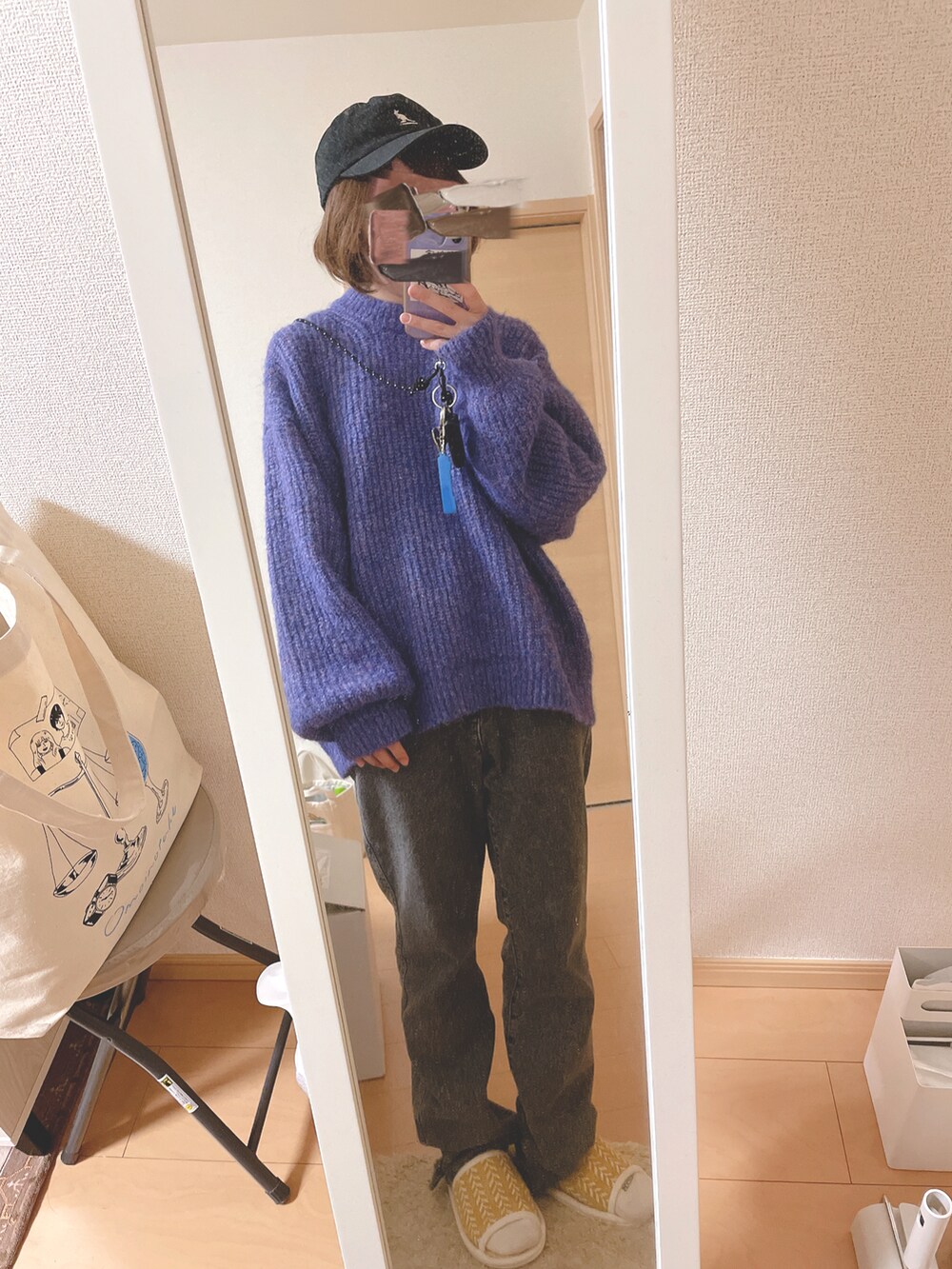 「オトナカジュアル、休日コーデ、ボリューム袖、ミックスカラー、ビッグシルエット、フレアデニム、カットオフデニム、キャップ×メガネ、タイヤ交換、ニットコーデ、低身長女子、シャギーニット」｜「KANGOLのカンゴール キャップ ストラップバック ウォッシュド ベースボール  ローキャップ KANGOL STRAPBACK CAP WASHED BASEBALL（キャップ、ベージュ系）」を使った、ユズルさん（レディース・151cm）の秋コーディネートの2枚目の写真