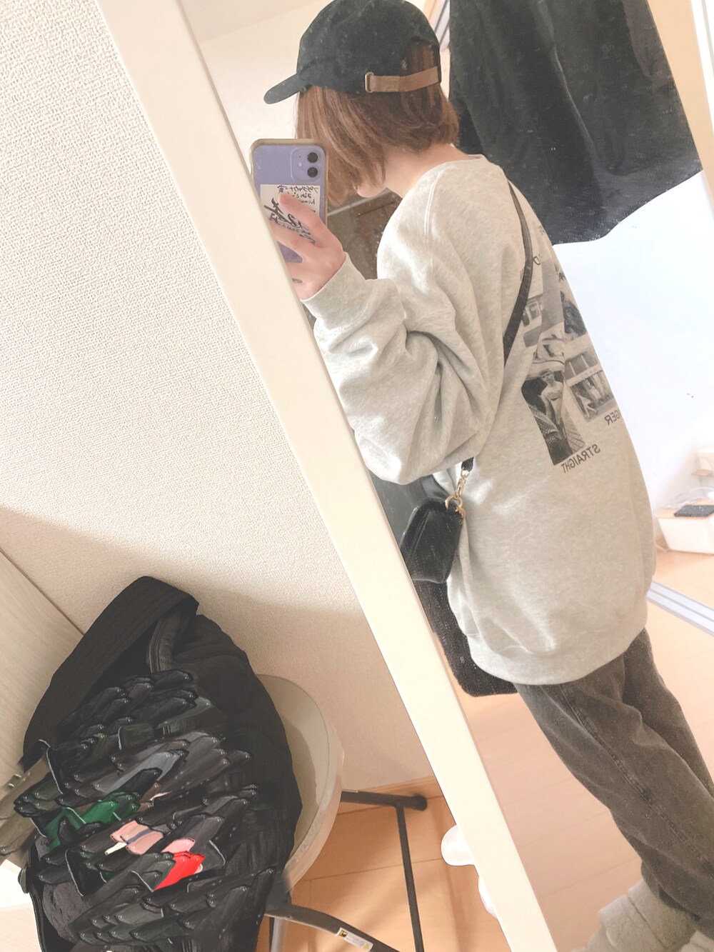 グレー系のスウェット、ブラウン系のその他アウター、ブラック系のその他パンツを着用したレディースの冬コーディネートの2枚目の写真