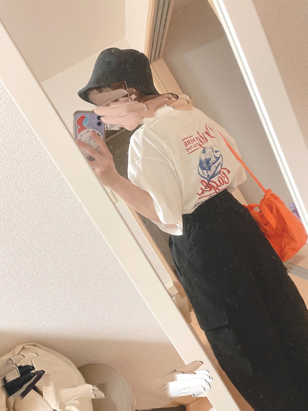 ホワイト系のTシャツ/カットソー、ブラック系のカーゴパンツ、オレンジ系のショルダーバッグを着用したレディースの夏コーディネートの2枚目の写真