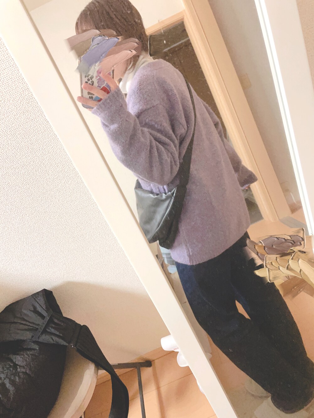 ベージュ系のTシャツ/カットソー、パープル系のカーディガン/ボレロ、ブラック系のバッグを着用したレディースの秋コーディネートの2枚目の写真