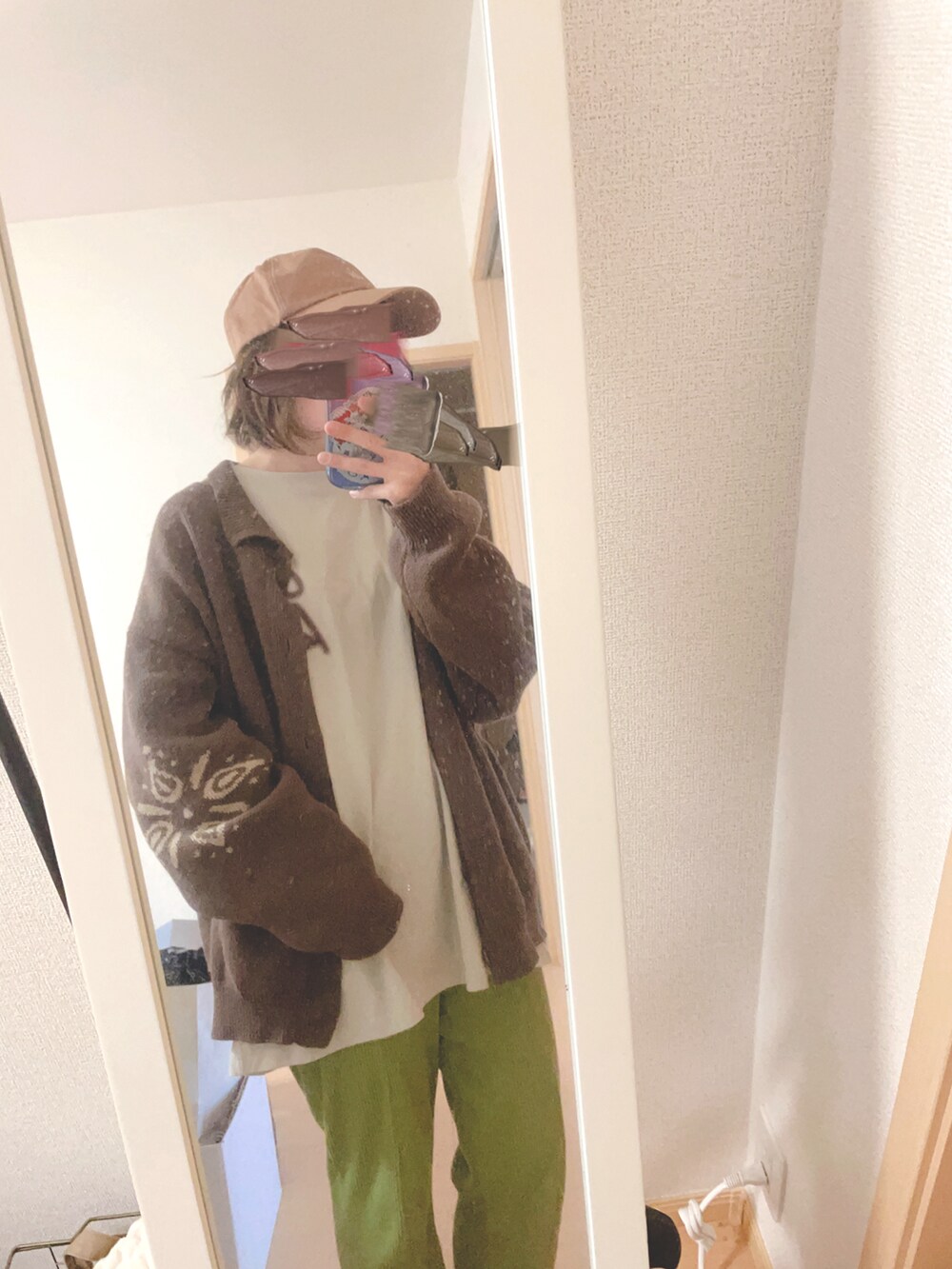 「春夏コーデ、楽チンコーデ、リブパンツ、ロンT、オーバーサイズ、バックプリント、差し色(オレンジ)、巾着バッグ、グリーンパンツ、メンズライク、キャップ×メガネ、アースカラー」｜「AMERICAN HOLICの綿キャップ（キャップ、イエロー系）」を使った、ユズルさん（レディース・151cm）の春コーディネートの2枚目の写真