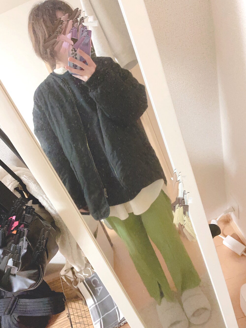 ホワイト系のシャツ/ブラウス、その他のスウェット、グリーン系のその他パンツを着用したレディースの冬コーディネートの2枚目の写真