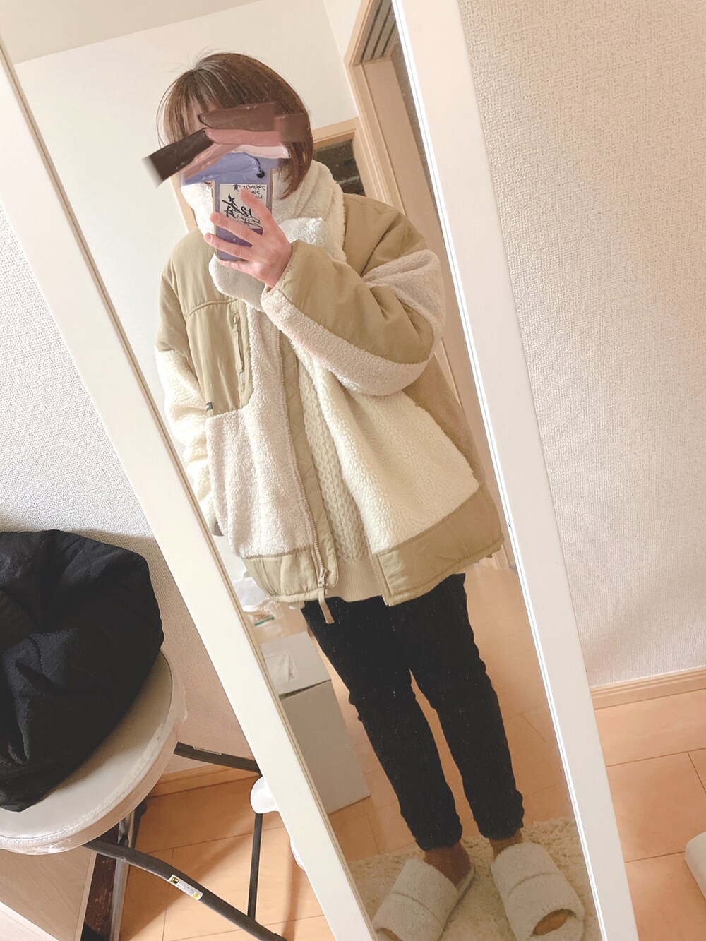 「冬コーデ、眼鏡女子、ホワイトコーデ、ケーブルニット、ボアジャケット、通勤スタイル、タートルネック、キルティングバッグ、サイドゴア、もこもこ、マフラーコーデ、モコモコアウター、切り替え、メンズライク、オーバーサイズ」｜「niko and...のWARM BOA切り替えワイドジャケット（その他アウター、ベージュ系）」を使った、ユズルさん（レディース・151cm）の冬コーディネートの2枚目の写真