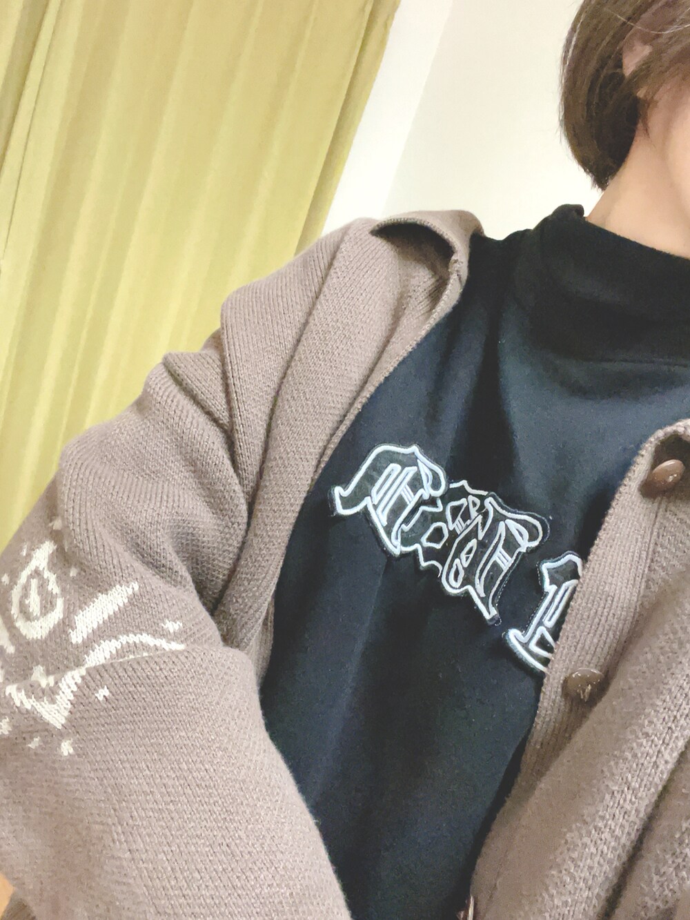 ブラウン系のカーディガン/ボレロ、ブラック系のスウェット、ブラウン系のその他パンツを着用したレディースの冬コーディネートの2枚目の写真