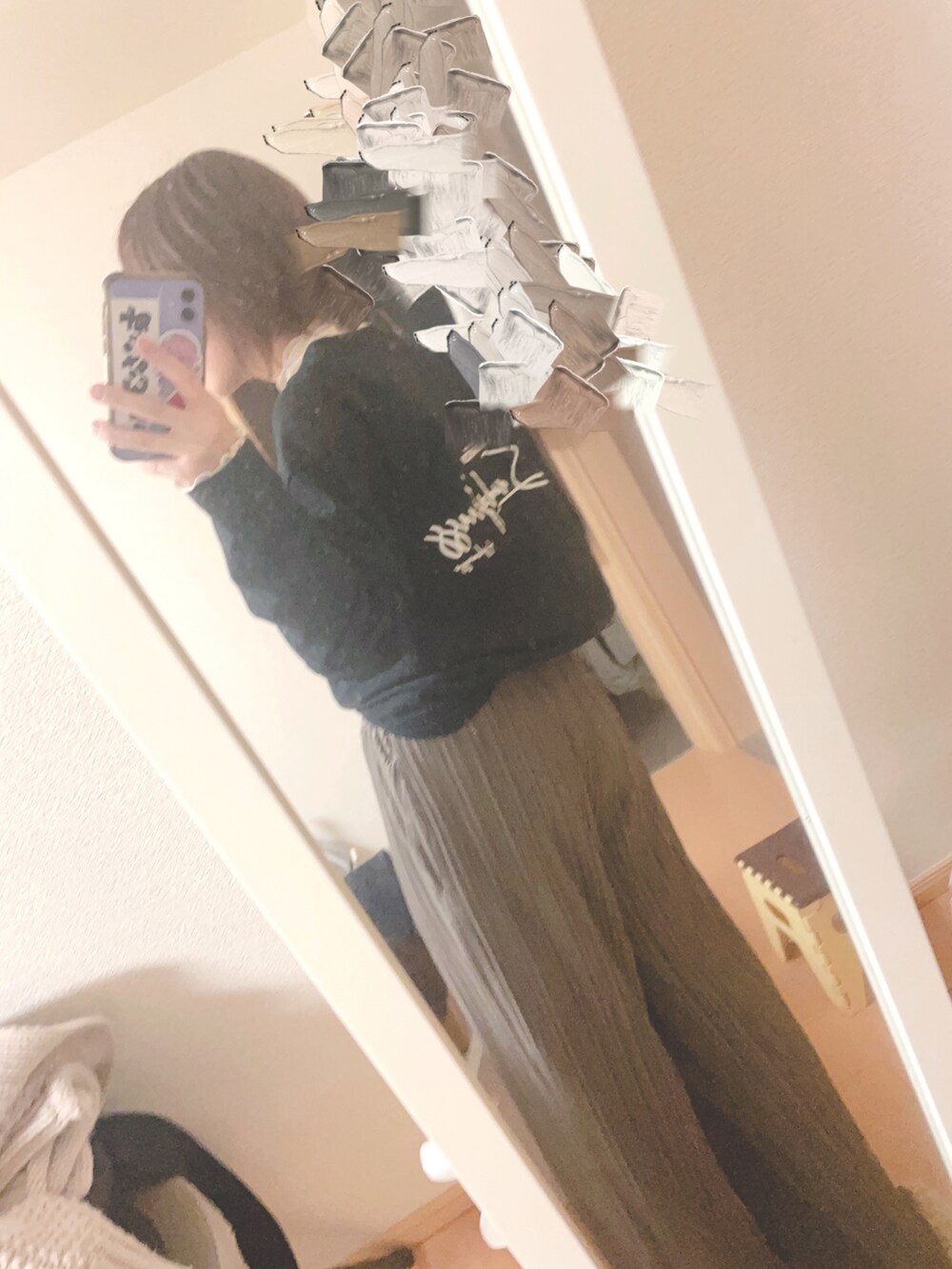 ベージュ系のカーディガン/ボレロ、ホワイト系のTシャツ/カットソー、ブラック系のショルダーバッグを着用したレディースの秋コーディネートの2枚目の写真