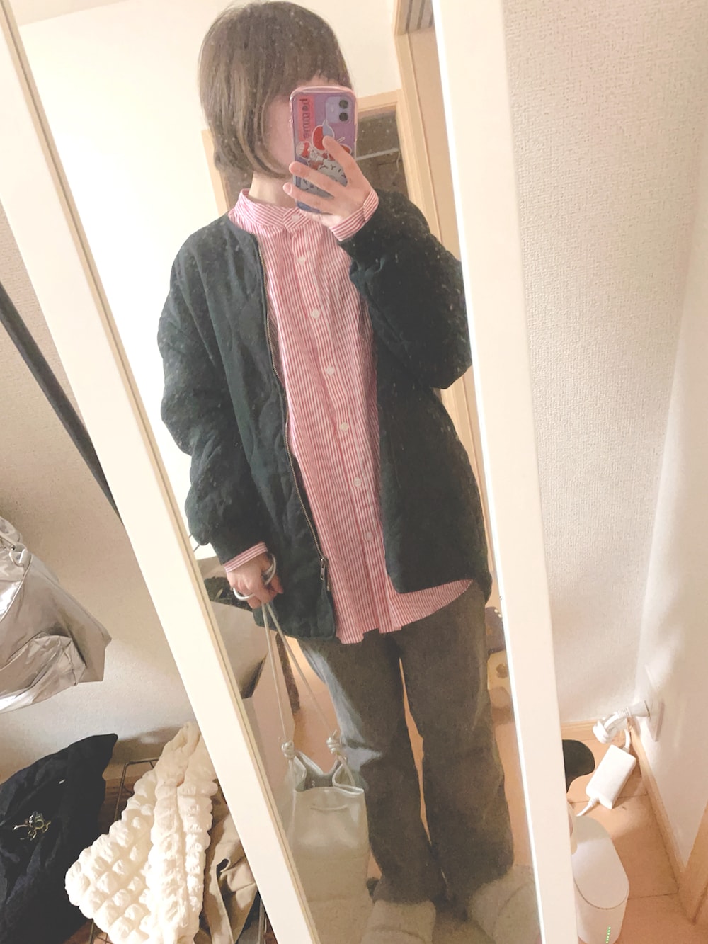 「春服コーデ、ストライプシャツ、ピンクコーデ、ピンクシャツ、ダメージデニム、飲み会コーデ、シルバーバッグ、キルティングジャケット、仕事帰り」｜「HONEYSUCKLE ROSEの【HONEYSUCKLE ROSE】マルチウェイキルトジャケット（ダウンジャケット/コート、ブラック系）」を使った、ユズルさん（レディース・151cm）の春コーディネートの2枚目の写真