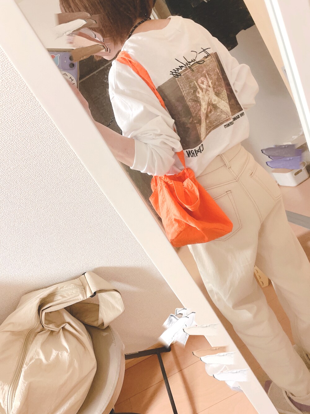 ホワイト系のTシャツ/カットソー、グレー系のスニーカー、ベージュ系のその他パンツを着用したレディースの夏コーディネートの2枚目の写真