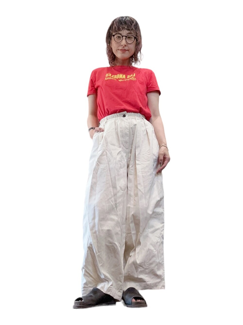 ホワイト系のチノパンツ、レッド系のTシャツ/カットソー、ホワイト系のハットを着用したレディースの夏コーディネートの2枚目の写真