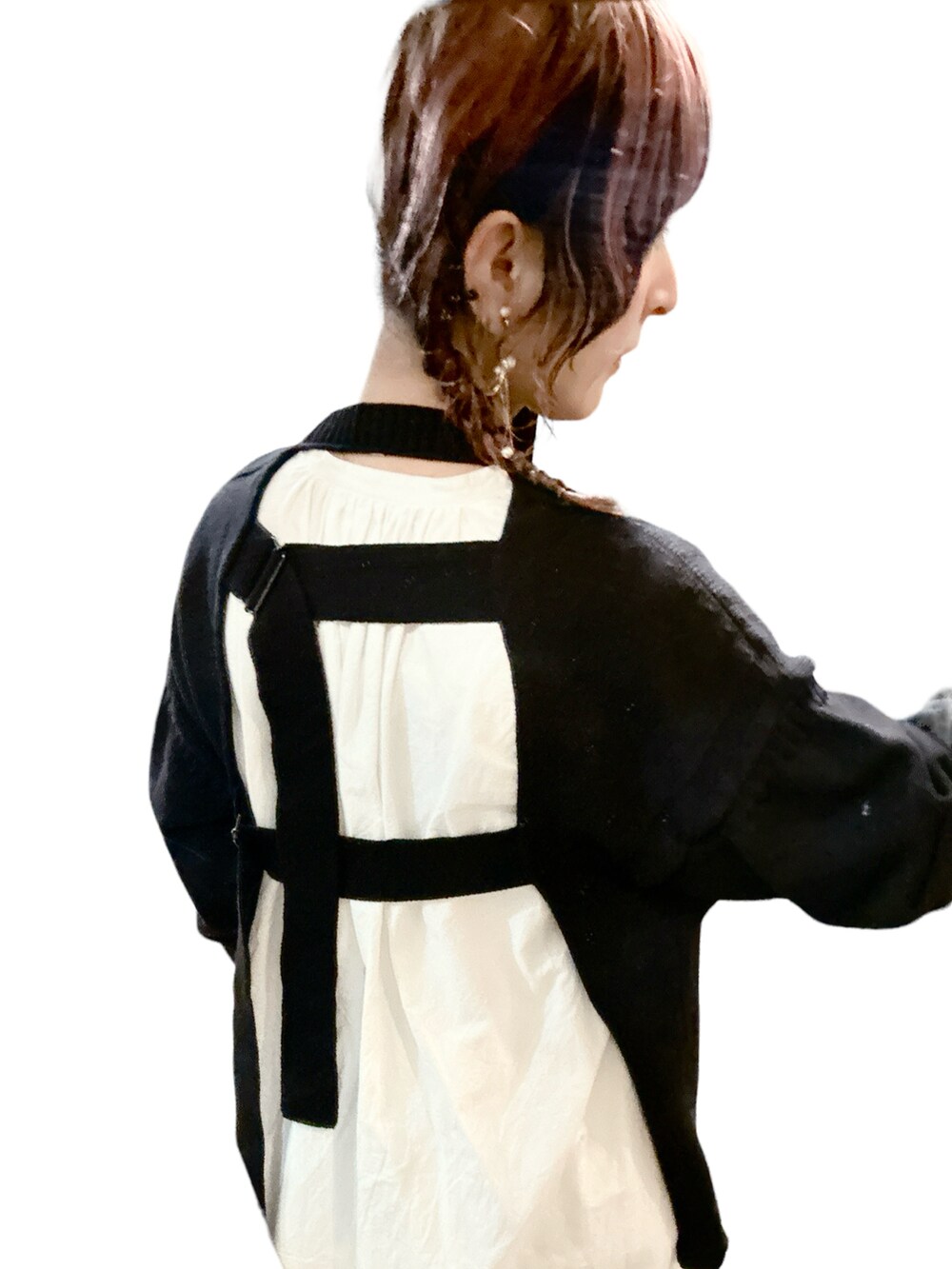 ブラック系のニット/セーター、ホワイト系のワンピースを着用したレディースの冬コーディネートの2枚目の写真