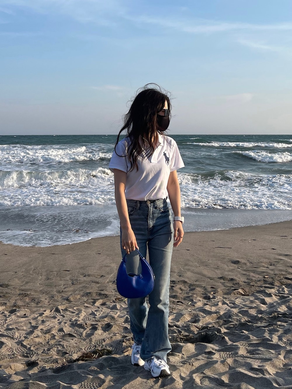 「休日スタイル、シンプルコーデ、オトナ女子、夏、スニーカー、moussy、New Balance、ラルフローレン、Polo Ralph Lauren、低身長、カジュアルコーデ、shein、ごきげんウィーク、ラクチンコーデ、ポロシャツ」｜「POLO RALPH LAURENのスキニー フィット Big Pony ポロシャツ（ポロシャツ、ホワイト系）」を使った、Manamiさん（レディース・157cm）の春コーディネートの2枚目の写真