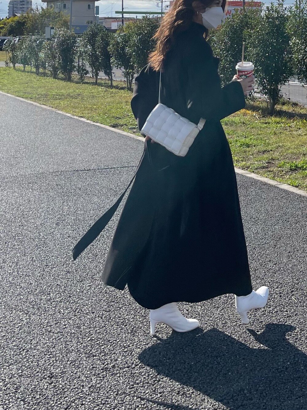 「コート、ブーツ、ワントーンコーデ、ショルダーバッグ、ZARA、シンプルコーデ、ザラ、モノトーンコーデ、GRL、カジュアルコーデ、オトナカジュアル、秋コーデ、ミリタリーフェス、スリット」｜「ZARAのアイテム（ダウンジャケット/コート、ブラック系）」を使った、Manamiさん（レディース・157cm）の秋コーディネートの2枚目の写真