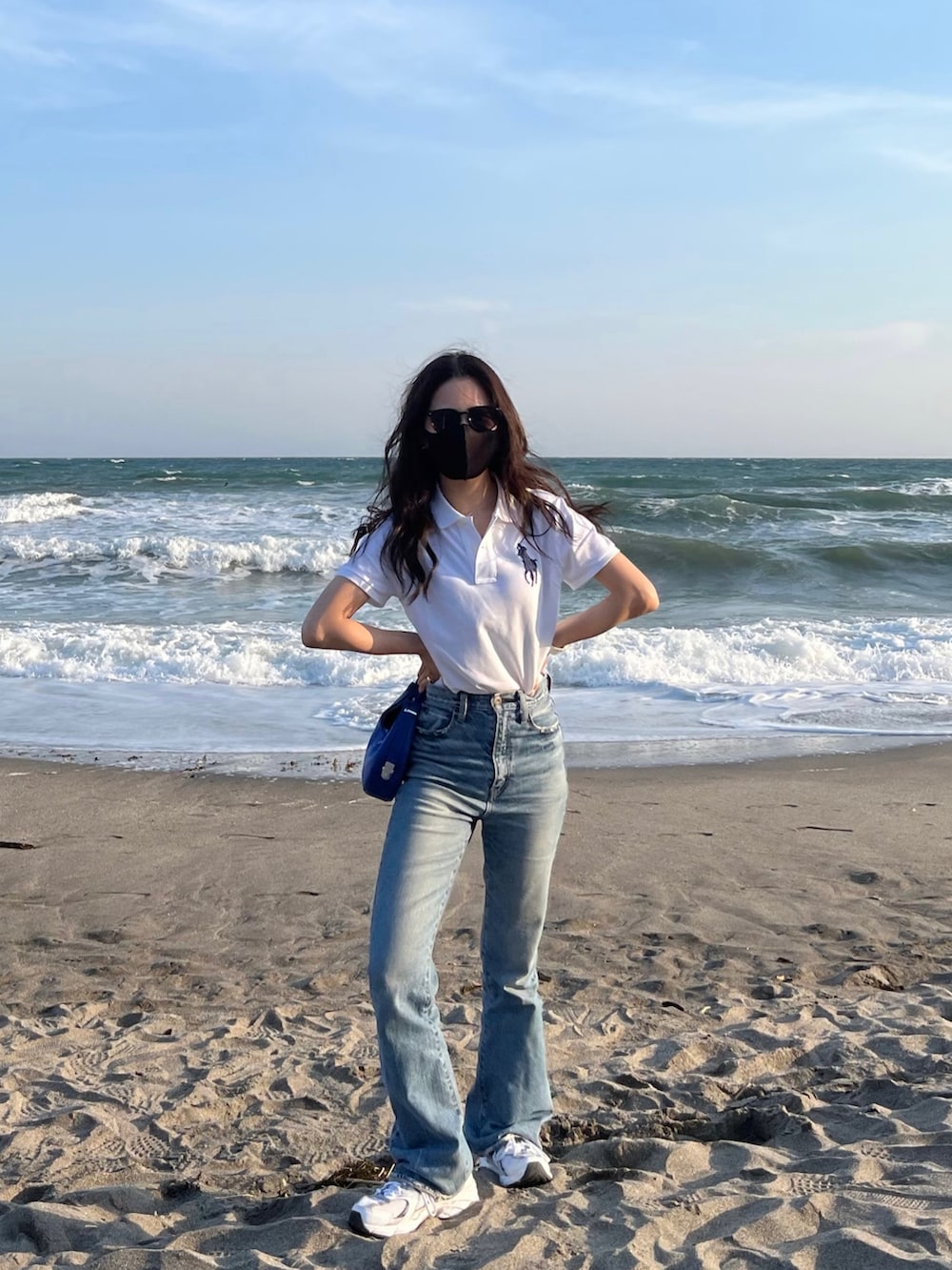 「休日スタイル、シンプルコーデ、オトナ女子、夏、スニーカー、moussy、New Balance、ラルフローレン、Polo Ralph Lauren、低身長、カジュアルコーデ、shein、ごきげんウィーク、ラクチンコーデ、ポロシャツ」｜「POLO RALPH LAURENのスキニー フィット Big Pony ポロシャツ（ポロシャツ、ホワイト系）」を使った、Manamiさん（レディース・157cm）の春コーディネートの3枚目の写真