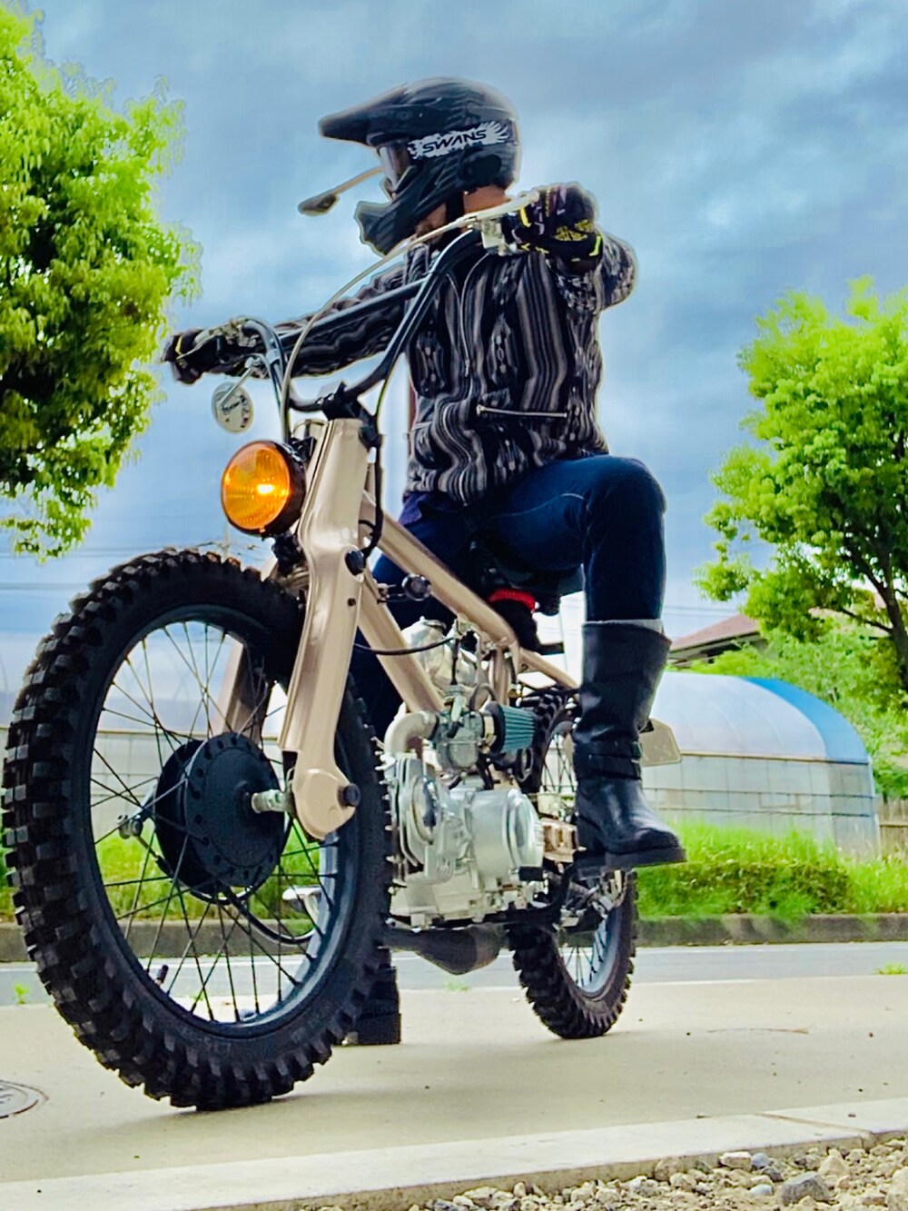 ブラック系のブルゾン、ブルー系のデニムパンツを着用したメンズの春コーディネートの2枚目の写真