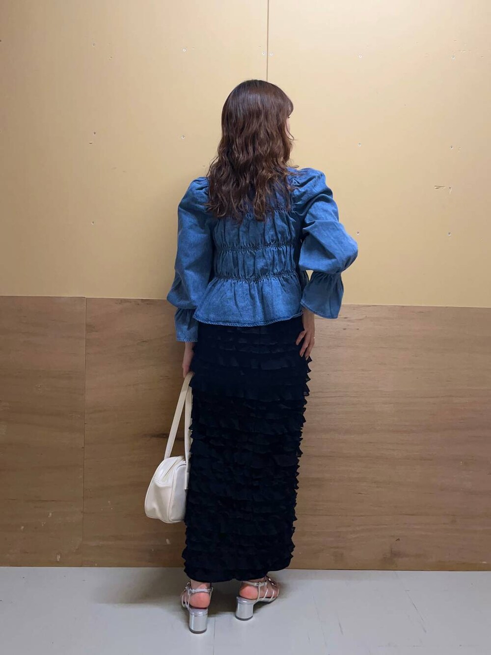 ホワイト系のハンドバッグ、ブルー系のシャツ/ブラウス、ブラック系のスカートを着用したレディースの春コーディネートの4枚目の写真