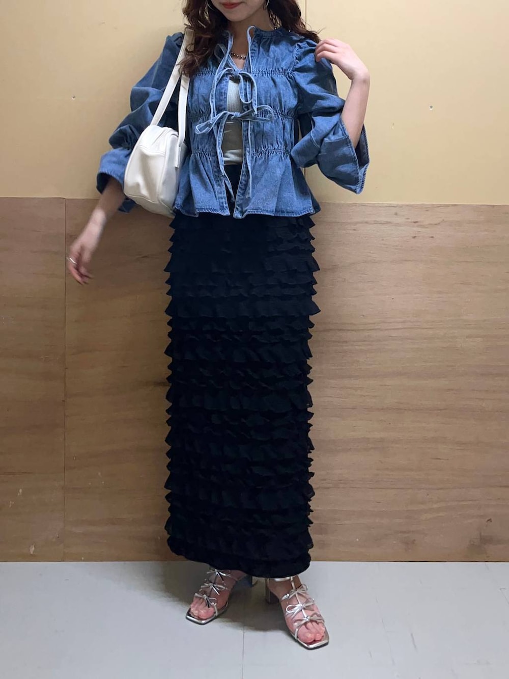 ホワイト系のハンドバッグ、ブルー系のシャツ/ブラウス、ブラック系のスカートを着用したレディースの春コーディネートの5枚目の写真